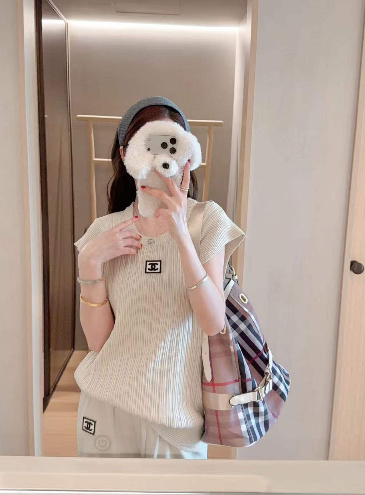 NO:779059,Model No. 20261856 Chane* new knitted suit, Xiaoxiang logo embroidered patch shoulder knitted vest + high-waisted knitted trousers, apricot color, SML, [M size bust 86, length 64; waist 64 elastic, length 101; weight 0.710kg], Chanel - Clothing, chanel, chanel,19860909款号20261856 Chane*新款针织套装,小香logo刺绣贴布坎肩针织背心+高腰针织长裤,杏色,SML,【M码胸围86,长64；腰围64弹力,长101；重量0.710kg】,香奈儿-服装,chanel,chanel,,Women's clothing