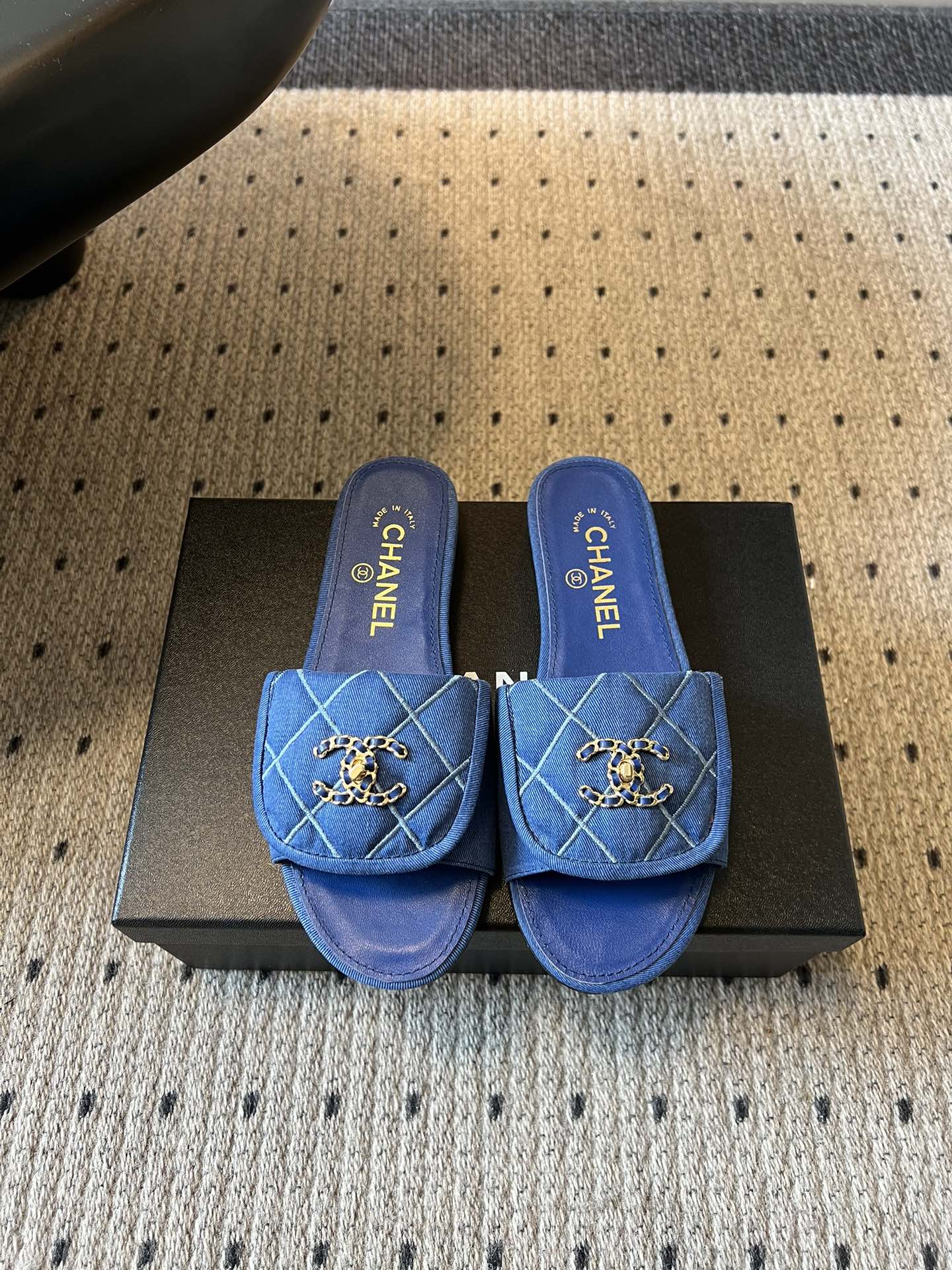 NO:784531,Chane*26SS early spring new small fragrant diamond sandals. Iconic diamond quilting technology, re-engraving the elegant genes of classic handbags, and French sophistication hidden in every seam. Flip wide wide design, with metal double C Logo, is both decoration and visual focus, low-key and noble, perfect balance of laziness and high-end. Fashionable password diamond quilting + double C that does not require effort to match  Logo, low-key and elegant, gentle and high-end. From the beach to the office, a pair of sandals can handle all scenes. I want comfort and beauty. Upper cloth, lining sheepskin, leather outsole, size 35-41 (customized sizes 40 and 41 are non-refundable), slippers, chanel, slippers, sheepskin, Leather soles19860909Chane*26SS早春新款小香菱格凉拖 标志性菱格绗缝工艺,复刻经典手袋的优雅基因,每一道缝线都藏着法式精致.翻盖式宽带设计,搭配金属双C Logo,既是装饰也是视觉焦点,低调又显贵,完美平衡慵懒与高级感. 不用费力搭配的时髦密码菱格绗缝+双C Logo,低调显贵,温柔又高级.从海边到办公室,一双凉拖搞定所有场景,舒适与美貌我全都要. 鞋面布面 内里羊皮 大底真皮大底 size35-41码（40、41码定制不退换）,拖鞋,chanel,slippers,sheepskin,Leather soles,Women's Shoes