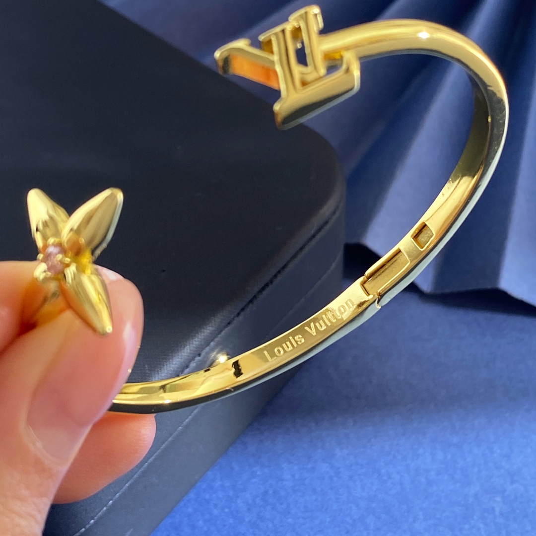 Louis Vuitton LV路易威登 老花LV字母金属光面镶单颗粉钻十字菱形花C型开口手镯 黄铜材质 手镯重15.48g