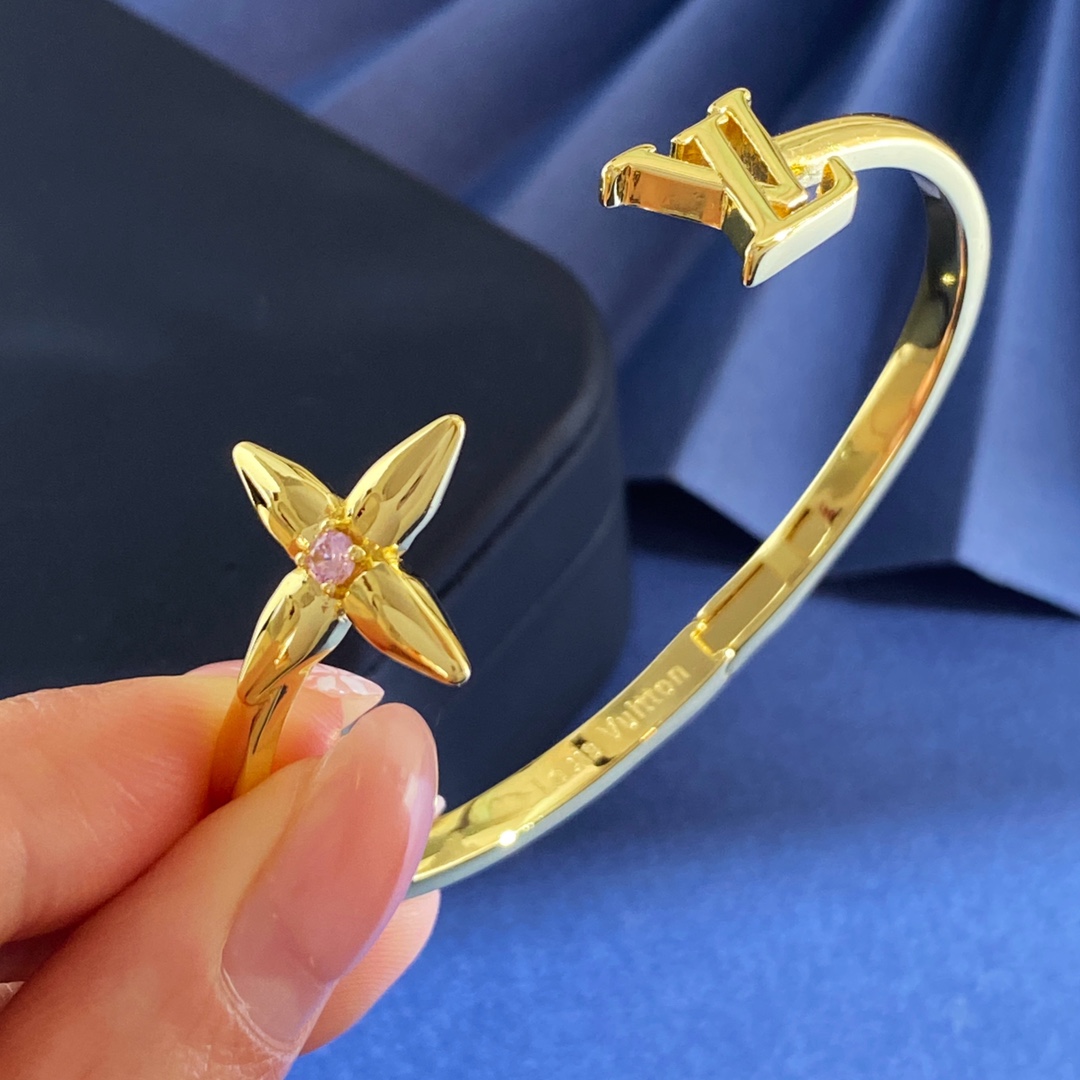 Louis Vuitton LV路易威登 老花LV字母金属光面镶单颗粉钻十字菱形花C型开口手镯 黄铜材质 手镯重15.48g