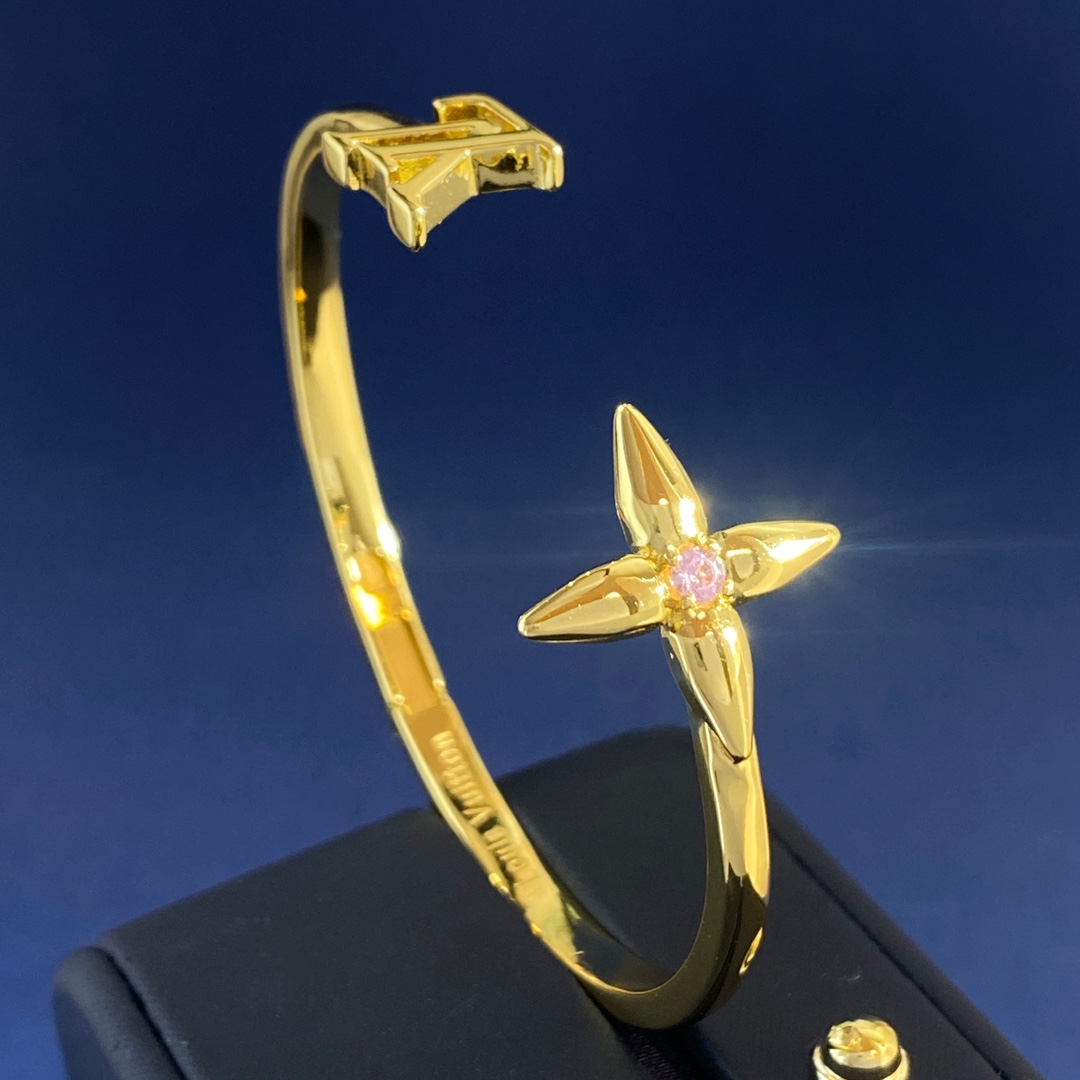 Louis Vuitton LV路易威登 老花LV字母金属光面镶单颗粉钻十字菱形花C型开口手镯 黄铜材质 手镯重15.48g