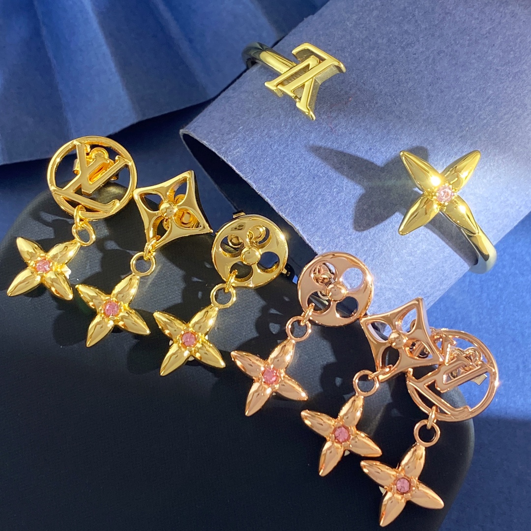 Louis Vuitton LV路易威登 老花金属光面镂空圆形四叶花菱形十字花镂空LV字母吊镶单颗粉钻十字菱形花三件套耳钉 黄铜材质 三件套耳钉约重10