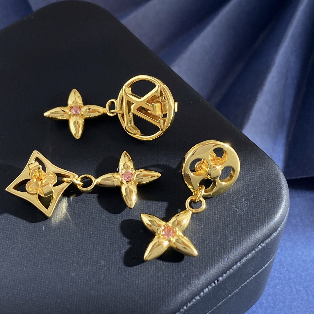 Louis Vuitton LV路易威登 老花金属光面镂空圆形四叶花菱形十字花镂空LV字母吊镶单颗粉钻十字菱形花三件套耳钉 黄铜材质 三件套耳钉约重10