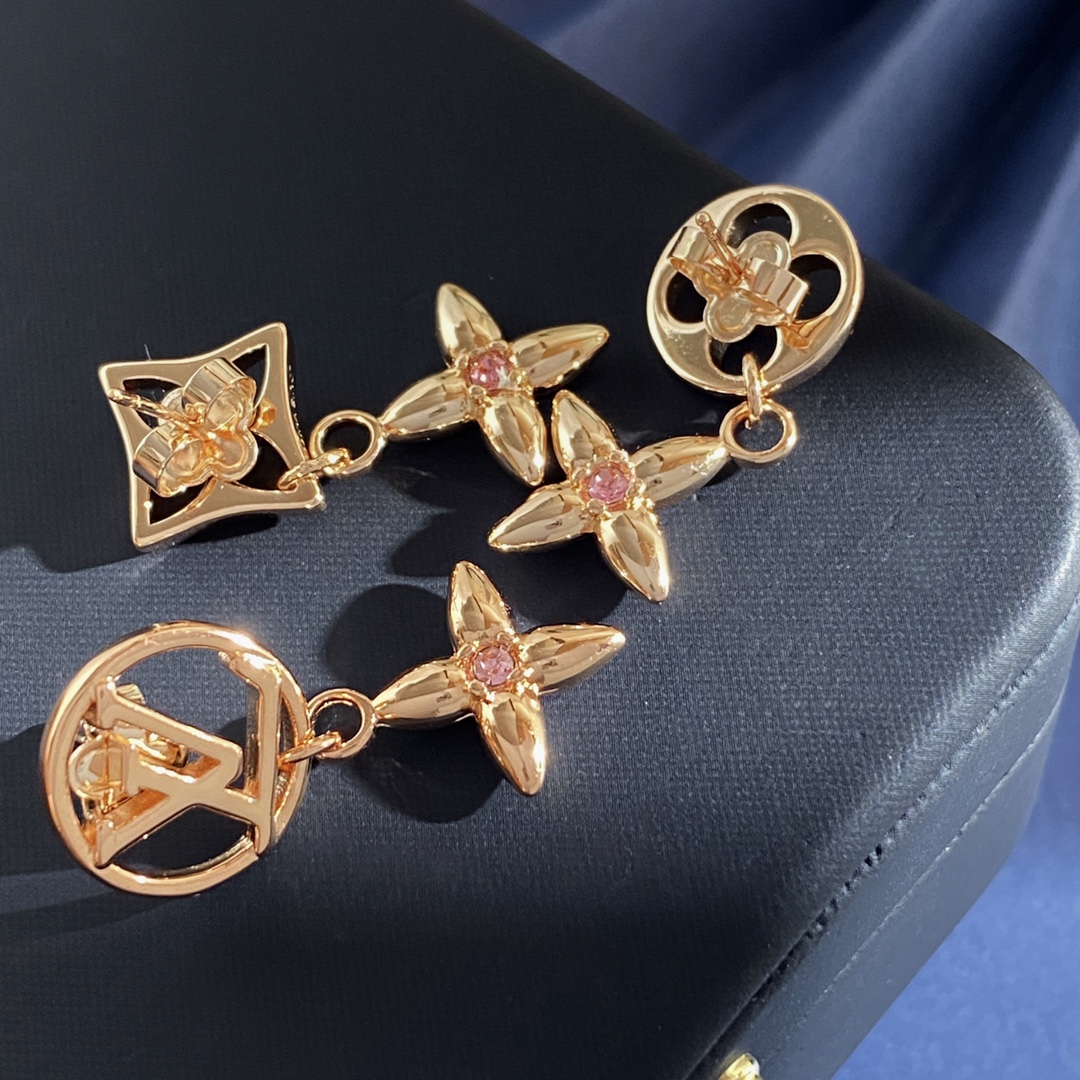 Louis Vuitton LV路易威登 老花金属光面镂空圆形四叶花菱形十字花镂空LV字母吊镶单颗粉钻十字菱形花三件套耳钉 黄铜材质 三件套耳钉约重10