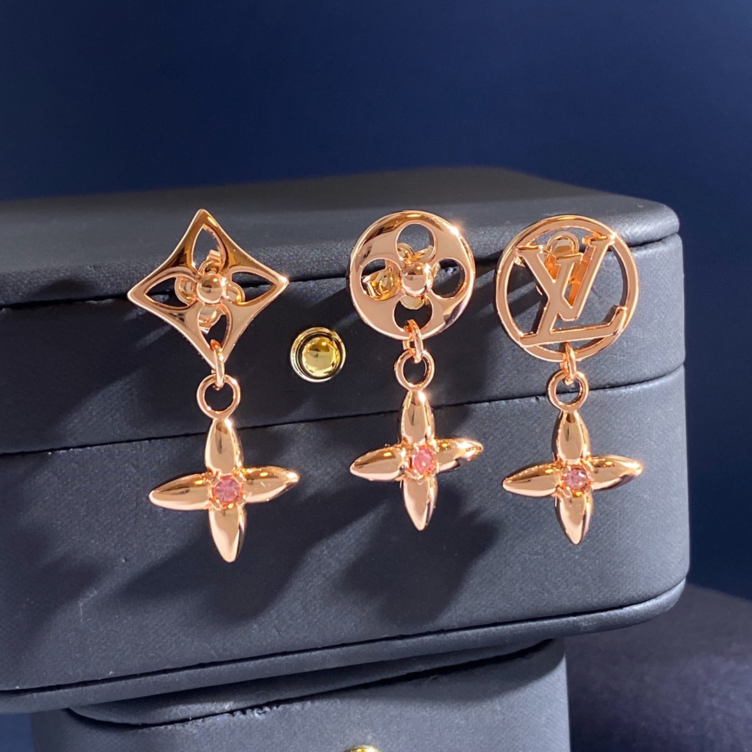 Louis Vuitton LV路易威登 老花金属光面镂空圆形四叶花菱形十字花镂空LV字母吊镶单颗粉钻十字菱形花三件套耳钉 黄铜材质 三件套耳钉约重10