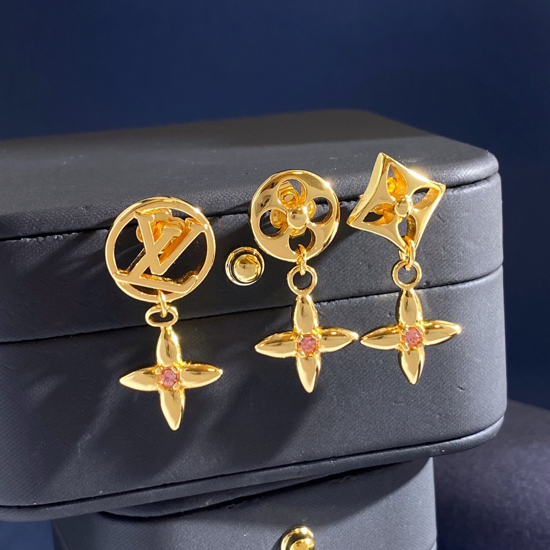 Louis Vuitton LV路易威登 老花金属光面镂空圆形四叶花菱形十字花镂空LV字母吊镶单颗粉钻十字菱形花三件套耳钉 黄铜材质 三件套耳钉约重10