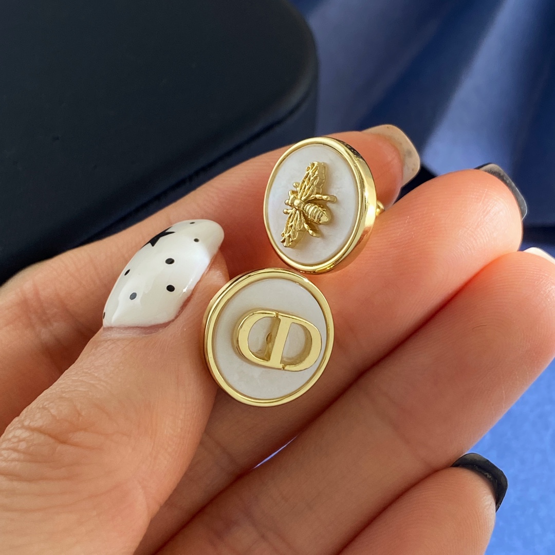 Dior 迪奥DIOR百搭 通勤风几何圆形白贝壳贴光面CD字母小蜜蜂AB配耳钉