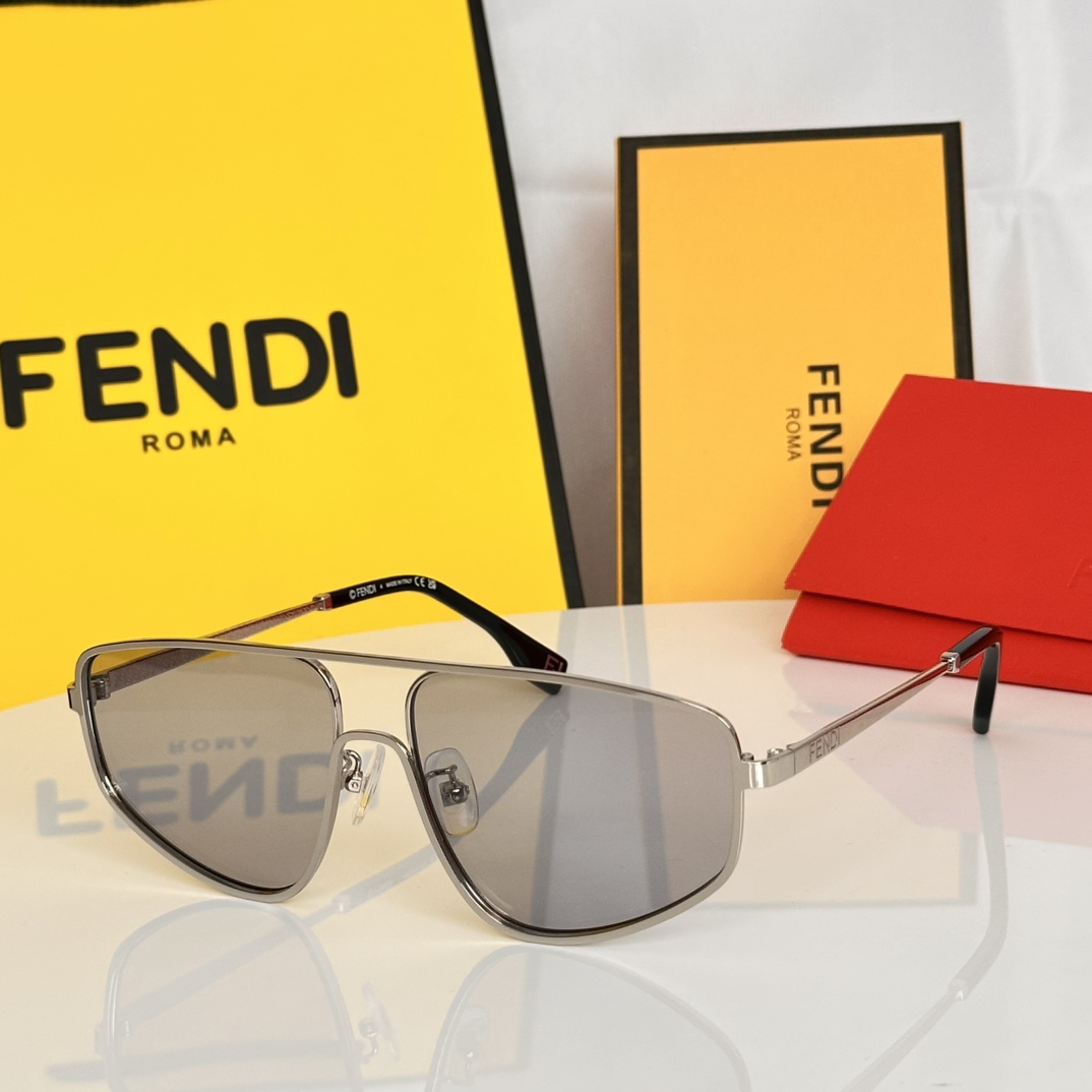 ‼️FENDI几何风镜创意．双层镜独特设计时尚精致的几何造型，在复古怀旧中带有俐落阳刚的风采，突破传统的