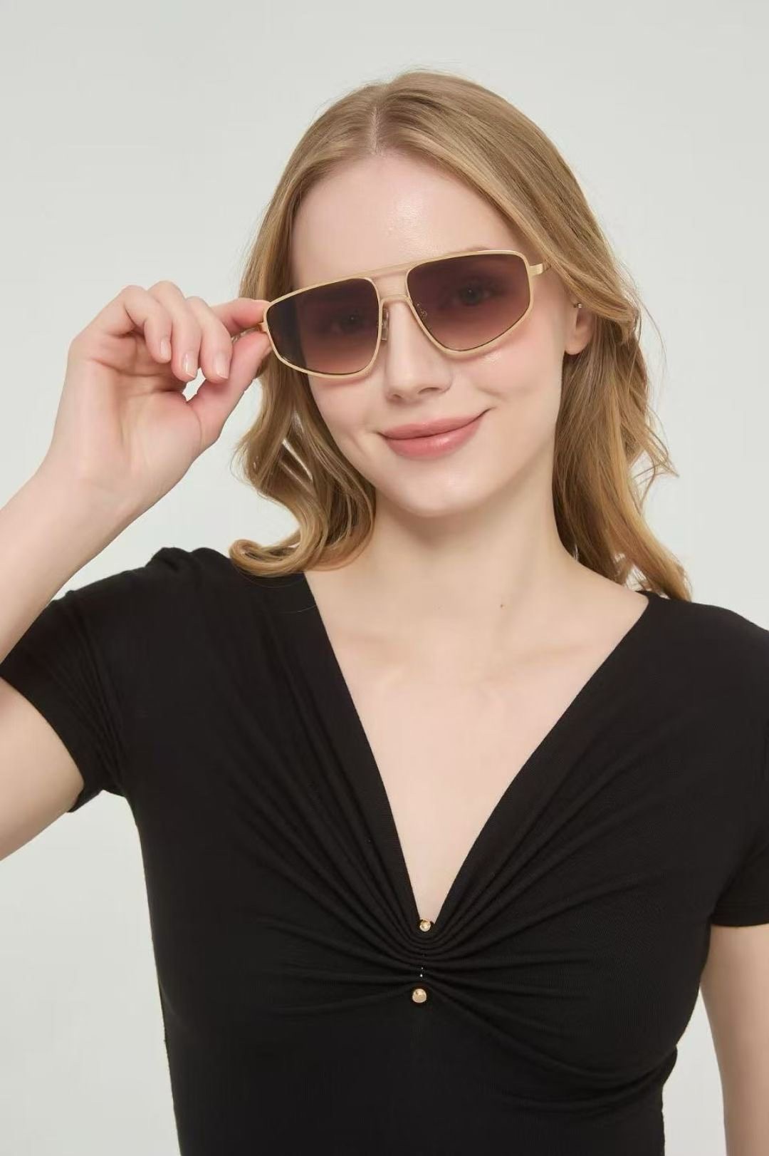 ‼️ 模特图 FENDI几何风镜创意．双层镜独特设计时尚精致的几何造型，在复古怀旧中带有俐落阳刚的风采，