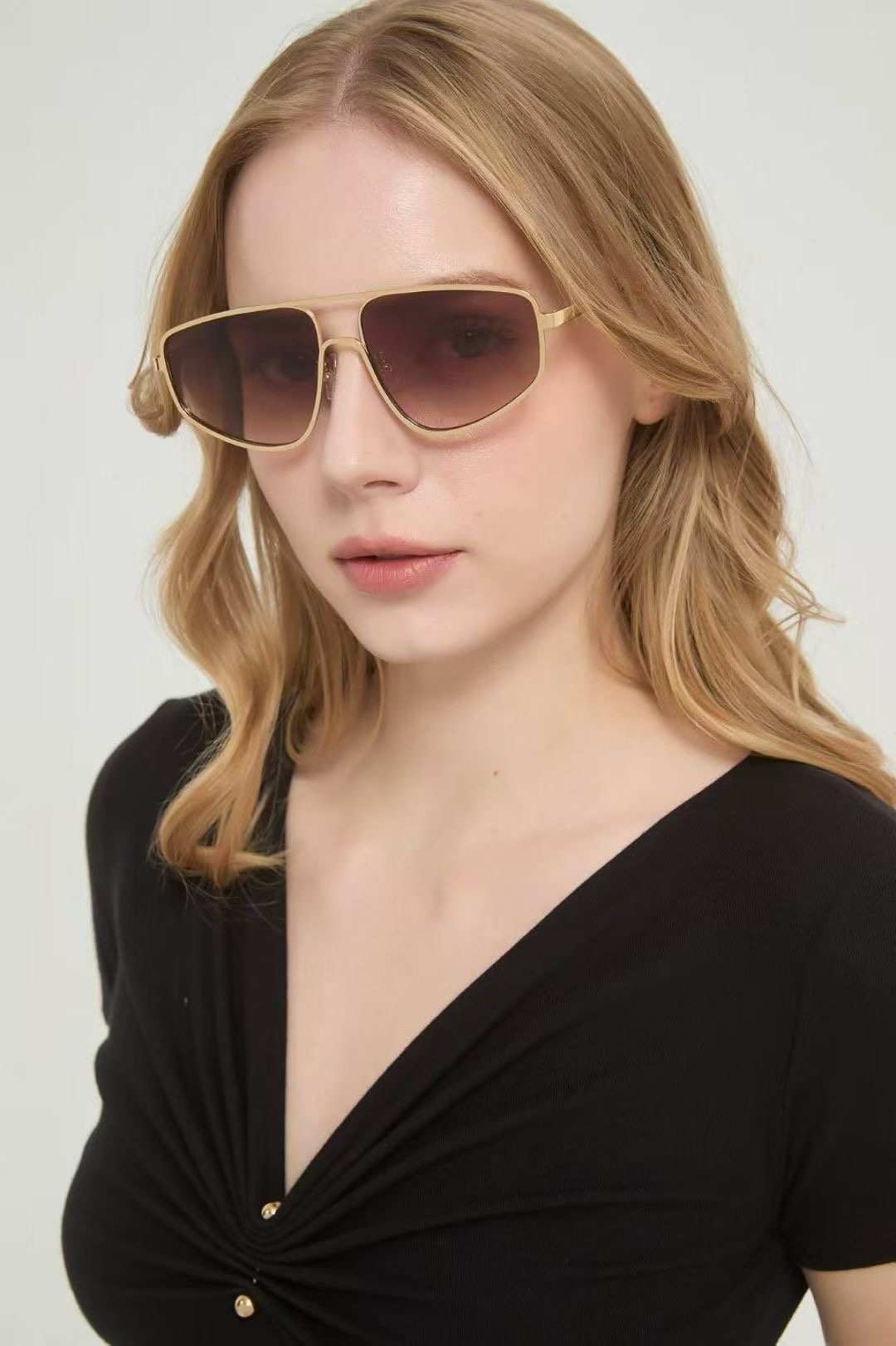 ‼️ 模特图 FENDI几何风镜创意．双层镜独特设计时尚精致的几何造型，在复古怀旧中带有俐落阳刚的风采，