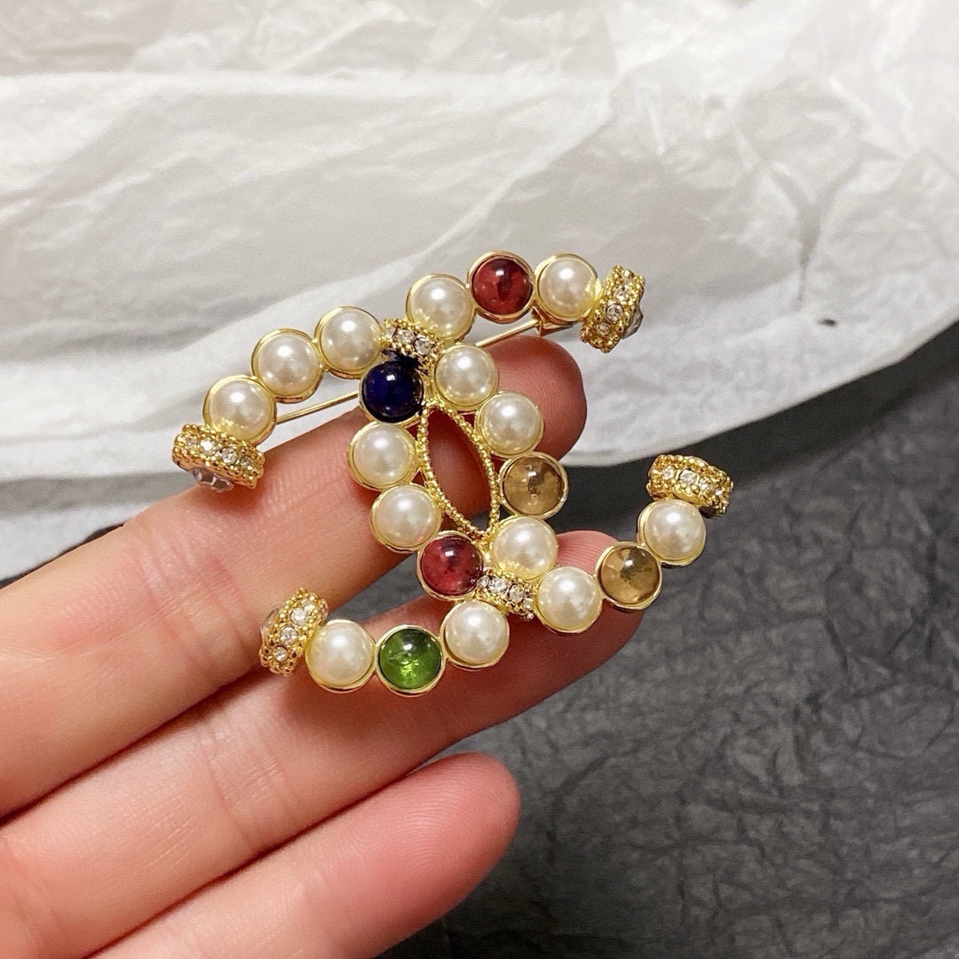 NO:763226,CHANEL Xiaoxiang's new counters are synchronized with the new Chanel small brooch, which is the accessory that best understands women. Women who devote all their efforts to being themselves tend to cherish the meaning of the brooch more. Ms. Chanel pinned the brooch on her hat and told the fashionable ladies who imitated her [Broches are very practical. They can be pinned on the collar of a suit, on a pocket, on a hat, on a belt or on an evening dress. Boutique jewelry, chanel, chanel, business  suit, brooch, breastpin, hats19860909CHANEL小香 专柜新款同步上新香奈儿小号胸针,是最懂女人的饰物.那些倾注了全部心血去做自己的女人,往往更珍惜胸针的意义.香奈儿女士把胸针别在帽子上,并告诉那些模仿她的时髦女士们[胸针可是非常实用,它可以别在西装领上、口袋上、帽子上、腰带上或者是晚礼服上,饰品精品,chanel,chanel,business suit,brooch，breastpin,hats,Jewelry