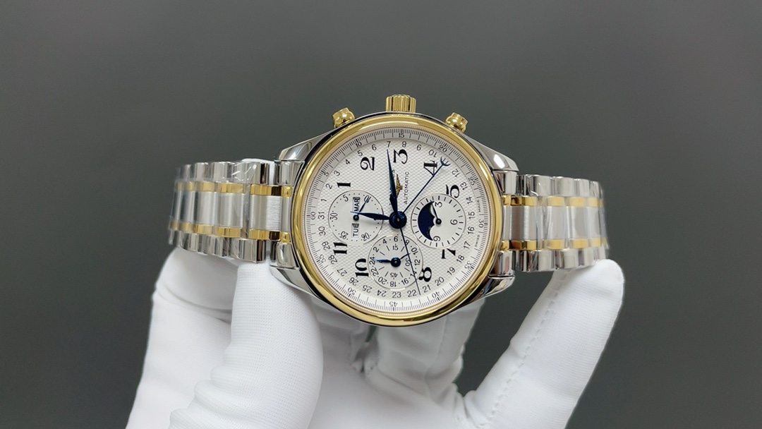 GS🌐再攀复刻高峰精心打造浪琴名匠月相L2.773.4.78.6腕表——万千精妙,汇于一盘,布局精巧,观感绝佳! 【购入三块原装表开模,精湛工艺视与腕间】 【表壳】腕表尺寸42mmX14.5mm 表壳由品质出众的316L精钢精磨细造,光泽明亮,呈现原装闪耀质感的柔美线条.直立式表耳与表壳一体成型,佩戴贴手,极为舒适 【机芯】采用丹东7751机芯改原装L.687型机芯,所有功能同步原版.是国内机芯重的骄傲产品之一,也是浪琴最具有特色的经典款式 【字面】浪琴月相还原度最高的“麦粒"饰纹,立体印刷的黑色阿拉伯刻度,每一处字体都严格参考原装款式,做到和正品互换的级别 【指针】八针月相有着八只高温淬火锻造而成的蓝钢指针,深邃有致,熠熠生辉.蓝钢工艺为瑞士最高工艺等级,逆光深邃,对光耀眼! 【机芯】机芯功能与原装吻合——完美融合月相、全历、二十四小时以及多功能计时等多种实用功能,L687自动上链机械机芯,每小时振动28,800次,可达45小时动力储存 【GS工厂】GS工厂只为打造最具大众熟悉的浪琴最高品质腕表,产品丰富,不断改进,在追求品质的同时也做到了市场最具性价比的工厂之一,每一款腕表都会购入原装新品去开模制作,让腕表从细节到质感都完美还原,在这里感谢每一位支持GS工厂的商家和表友,我们会不断努力🌐