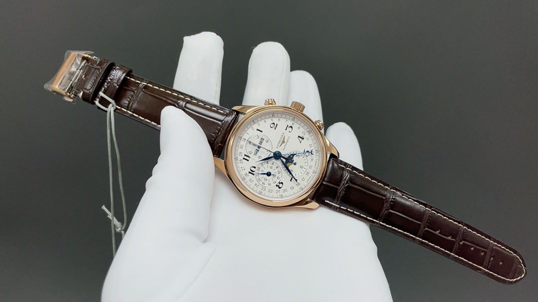 GS🌐再攀复刻高峰精心打造浪琴名匠月相L2.773.4.78.6腕表——万千精妙,汇于一盘,布局精巧,观感绝佳! 【购入三块原装表开模,精湛工艺视与腕间】 【表壳】腕表尺寸42mmX14.5mm 表壳由品质出众的316L精钢精磨细造,光泽明亮,呈现原装闪耀质感的柔美线条.直立式表耳与表壳一体成型,佩戴贴手,极为舒适 【机芯】采用丹东7751机芯改原装L.687型机芯,所有功能同步原版.是国内机芯重的骄傲产品之一,也是浪琴最具有特色的经典款式 【字面】浪琴月相还原度最高的“麦粒"饰纹,立体印刷的黑色阿拉伯刻度,每一处字体都严格参考原装款式,做到和正品互换的级别 【指针】八针月相有着八只高温淬火锻造而成的蓝钢指针,深邃有致,熠熠生辉.蓝钢工艺为瑞士最高工艺等级,逆光深邃,对光耀眼! 【机芯】机芯功能与原装吻合——完美融合月相、全历、二十四小时以及多功能计时等多种实用功能,L687自动上链机械机芯,每小时振动28,800次,可达45小时动力储存 【GS工厂】GS工厂只为打造最具大众熟悉的浪琴最高品质腕表,产品丰富,不断改进,在追求品质的同时也做到了市场最具性价比的工厂之一,每一款腕表都会购入原装新品去开模制作,让腕表从细节到质感都完美还原,在这里感谢每一位支持GS工厂的商家和表友,我们会不断努力🌐