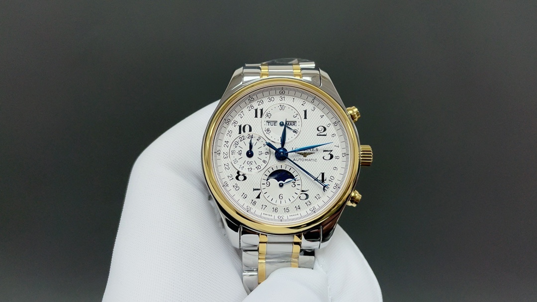 GS🌐再攀复刻高峰精心打造浪琴名匠月相L2.773.4.78.6腕表——万千精妙，汇于一盘，布局精巧，观感绝佳！
【购入三块原装表开模，精湛工艺视与腕间】
【表壳】腕表尺寸42mmX14.5mm 表壳由品质出众的316L精钢精磨细造，光泽明亮，呈现原装闪耀质感的柔美线条。直立式表耳与表壳一体成型，佩戴贴手，极为舒适
【机芯】采用丹东7751机芯改原装L.687型机芯，所有功能同步原版。是国内机芯重的骄傲产品之一，也是浪琴最具有特色的经典款式
【字面】浪琴月相还原度最高的“麦粒"饰纹，立体印刷的黑色阿拉伯刻度，每一处字体都严格参考原装款式，做到和正品互换的级别
【指针】八针月相有着八只高温淬火锻造而成的蓝钢指针，深邃有致，熠熠生辉。蓝钢工艺为瑞士最高工艺等级，逆光深邃，对光耀眼！
【机芯】机芯功能与原装吻合——完美融合月相、全历、二十四小时以及多功能计时等多种实用功能，L687自动上链机械机芯，每小时振动28,800次，可达45小时动力储存
【GS工厂】GS工厂只为打造最具大众熟悉的浪琴最高品质腕表，产品丰富，不断改进，在追求品质的同时也做到了市场最具性价比的工厂之一，每一款腕表都会购入原装新品去开模制作，让腕表从细节到质感都完美还原，在这里感谢每一位支持GS工厂的商家和表友，我们会不断努力🌐