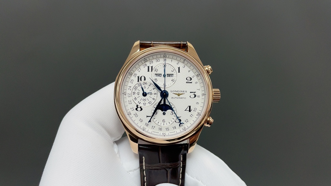 GS🌐再攀复刻高峰精心打造浪琴名匠月相L2.773.4.78.6腕表——万千精妙,汇于一盘,布局精巧,观感绝佳! 【购入三块原装表开模,精湛工艺视与腕间】 【表壳】腕表尺寸42mmX14.5mm 表壳由品质出众的316L精钢精磨细造,光泽明亮,呈现原装闪耀质感的柔美线条.直立式表耳与表壳一体成型,佩戴贴手,极为舒适 【机芯】采用丹东7751机芯改原装L.687型机芯,所有功能同步原版.是国内机芯重的骄傲产品之一,也是浪琴最具有特色的经典款式 【字面】浪琴月相还原度最高的“麦粒"饰纹,立体印刷的黑色阿拉伯刻度,每一处字体都严格参考原装款式,做到和正品互换的级别 【指针】八针月相有着八只高温淬火锻造而成的蓝钢指针,深邃有致,熠熠生辉.蓝钢工艺为瑞士最高工艺等级,逆光深邃,对光耀眼! 【机芯】机芯功能与原装吻合——完美融合月相、全历、二十四小时以及多功能计时等多种实用功能,L687自动上链机械机芯,每小时振动28,800次,可达45小时动力储存 【GS工厂】GS工厂只为打造最具大众熟悉的浪琴最高品质腕表,产品丰富,不断改进,在追求品质的同时也做到了市场最具性价比的工厂之一,每一款腕表都会购入原装新品去开模制作,让腕表从细节到质感都完美还原,在这里感谢每一位支持GS工厂的商家和表友,我们会不断努力🌐