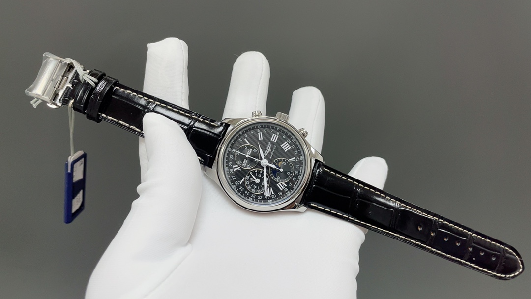 GS🌐再攀复刻高峰精心打造浪琴名匠月相L2.773.4.78.6腕表——万千精妙,汇于一盘,布局精巧,观感绝佳! 【购入三块原装表开模,精湛工艺视与腕间】 【表壳】腕表尺寸42mmX14.5mm 表壳由品质出众的316L精钢精磨细造,光泽明亮,呈现原装闪耀质感的柔美线条.直立式表耳与表壳一体成型,佩戴贴手,极为舒适 【机芯】采用丹东7751机芯改原装L.687型机芯,所有功能同步原版.是国内机芯重的骄傲产品之一,也是浪琴最具有特色的经典款式 【字面】浪琴月相还原度最高的“麦粒"饰纹,立体印刷的黑色阿拉伯刻度,每一处字体都严格参考原装款式,做到和正品互换的级别 【指针】八针月相有着八只高温淬火锻造而成的蓝钢指针,深邃有致,熠熠生辉.蓝钢工艺为瑞士最高工艺等级,逆光深邃,对光耀眼! 【机芯】机芯功能与原装吻合——完美融合月相、全历、二十四小时以及多功能计时等多种实用功能,L687自动上链机械机芯,每小时振动28,800次,可达45小时动力储存 【GS工厂】GS工厂只为打造最具大众熟悉的浪琴最高品质腕表,产品丰富,不断改进,在追求品质的同时也做到了市场最具性价比的工厂之一,每一款腕表都会购入原装新品去开模制作,让腕表从细节到质感都完美还原,在这里感谢每一位支持GS工厂的商家和表友,我们会不断努力🌐