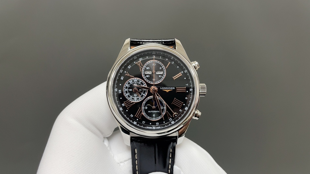 GS🌐再攀复刻高峰精心打造浪琴名匠月相L2.773.4.78.6腕表——万千精妙，汇于一盘，布局精巧，观感绝佳！
【购入三块原装表开模，精湛工艺视与腕间】
【表壳】腕表尺寸42mmX14.5mm 表壳由品质出众的316L精钢精磨细造，光泽明亮，呈现原装闪耀质感的柔美线条。直立式表耳与表壳一体成型，佩戴贴手，极为舒适
【机芯】采用丹东7751机芯改原装L.687型机芯，所有功能同步原版。是国内机芯重的骄傲产品之一，也是浪琴最具有特色的经典款式
【字面】浪琴月相还原度最高的“麦粒"饰纹，立体印刷的黑色阿拉伯刻度，每一处字体都严格参考原装款式，做到和正品互换的级别
【指针】八针月相有着八只高温淬火锻造而成的蓝钢指针，深邃有致，熠熠生辉。蓝钢工艺为瑞士最高工艺等级，逆光深邃，对光耀眼！
【机芯】机芯功能与原装吻合——完美融合月相、全历、二十四小时以及多功能计时等多种实用功能，L687自动上链机械机芯，每小时振动28,800次，可达45小时动力储存
【GS工厂】GS工厂只为打造最具大众熟悉的浪琴最高品质腕表，产品丰富，不断改进，在追求品质的同时也做到了市场最具性价比的工厂之一，每一款腕表都会购入原装新品去开模制作，让腕表从细节到质感都完美还原，在这里感谢每一位支持GS工厂的商家和表友，我们会不断努力🌐