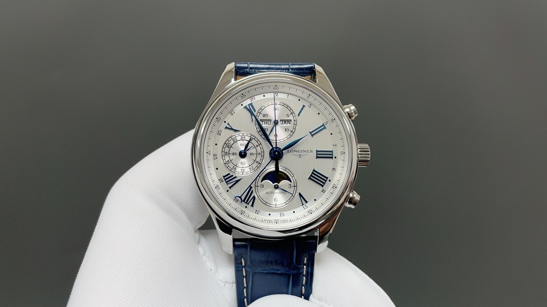 GS🌐再攀复刻高峰精心打造浪琴名匠月相L2.773.4.78.6腕表——万千精妙,汇于一盘,布局精巧,观感绝佳! 【购入三块原装表开模,精湛工艺视与腕间】 【表壳】腕表尺寸42mmX14.5mm 表壳由品质出众的316L精钢精磨细造,光泽明亮,呈现原装闪耀质感的柔美线条.直立式表耳与表壳一体成型,佩戴贴手,极为舒适 【机芯】采用丹东7751机芯改原装L.687型机芯,所有功能同步原版.是国内机芯重的骄傲产品之一,也是浪琴最具有特色的经典款式 【字面】浪琴月相还原度最高的“麦粒"饰纹,立体印刷的黑色阿拉伯刻度,每一处字体都严格参考原装款式,做到和正品互换的级别 【指针】八针月相有着八只高温淬火锻造而成的蓝钢指针,深邃有致,熠熠生辉.蓝钢工艺为瑞士最高工艺等级,逆光深邃,对光耀眼! 【机芯】机芯功能与原装吻合——完美融合月相、全历、二十四小时以及多功能计时等多种实用功能,L687自动上链机械机芯,每小时振动28,800次,可达45小时动力储存 【GS工厂】GS工厂只为打造最具大众熟悉的浪琴最高品质腕表,产品丰富,不断改进,在追求品质的同时也做到了市场最具性价比的工厂之一,每一款腕表都会购入原装新品去开模制作,让腕表从细节到质感都完美还原,在这里感谢每一位支持GS工厂的商家和表友,我们会不断努力🌐