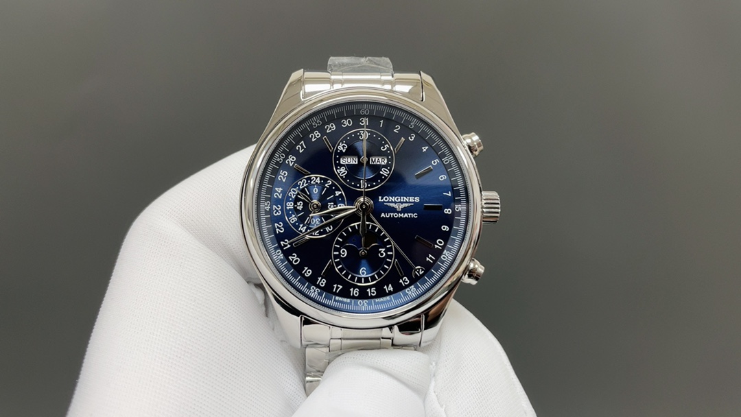 GS🌐再攀复刻高峰精心打造浪琴名匠月相L2.773.4.78.6腕表——万千精妙，汇于一盘，布局精巧，观感绝佳！
【购入三块原装表开模，精湛工艺视与腕间】
【表壳】腕表尺寸42mmX14.5mm 表壳由品质出众的316L精钢精磨细造，光泽明亮，呈现原装闪耀质感的柔美线条。直立式表耳与表壳一体成型，佩戴贴手，极为舒适
【机芯】采用丹东7751机芯改原装L.687型机芯，所有功能同步原版。是国内机芯重的骄傲产品之一，也是浪琴最具有特色的经典款式
【字面】浪琴月相还原度最高的“麦粒"饰纹，立体印刷的黑色阿拉伯刻度，每一处字体都严格参考原装款式，做到和正品互换的级别
【指针】八针月相有着八只高温淬火锻造而成的蓝钢指针，深邃有致，熠熠生辉。蓝钢工艺为瑞士最高工艺等级，逆光深邃，对光耀眼！
【机芯】机芯功能与原装吻合——完美融合月相、全历、二十四小时以及多功能计时等多种实用功能，L687自动上链机械机芯，每小时振动28,800次，可达45小时动力储存
【GS工厂】GS工厂只为打造最具大众熟悉的浪琴最高品质腕表，产品丰富，不断改进，在追求品质的同时也做到了市场最具性价比的工厂之一，每一款腕表都会购入原装新品去开模制作，让腕表从细节到质感都完美还原，在这里感谢每一位支持GS工厂的商家和表友，我们会不断努力🌐