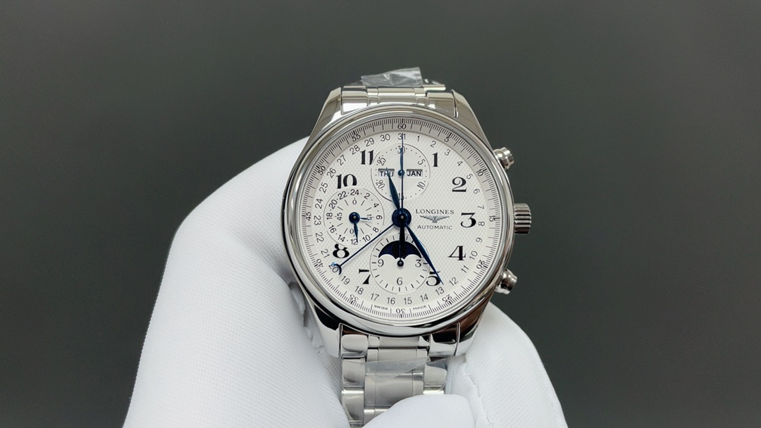 GS🌐再攀复刻高峰精心打造浪琴名匠月相L2.773.4.78.6腕表——万千精妙，汇于一盘，布局精巧，观感绝佳！
【购入三块原装表开模，精湛工艺视与腕间】
【表壳】腕表尺寸42mmX14.5mm 表壳由品质出众的316L精钢精磨细造，光泽明亮，呈现原装闪耀质感的柔美线条。直立式表耳与表壳一体成型，佩戴贴手，极为舒适
【机芯】采用丹东7751机芯改原装L.687型机芯，所有功能同步原版。是国内机芯重的骄傲产品之一，也是浪琴最具有特色的经典款式
【字面】浪琴月相还原度最高的“麦粒"饰纹，立体印刷的黑色阿拉伯刻度，每一处字体都严格参考原装款式，做到和正品互换的级别
【指针】八针月相有着八只高温淬火锻造而成的蓝钢指针，深邃有致，熠熠生辉。蓝钢工艺为瑞士最高工艺等级，逆光深邃，对光耀眼！
【机芯】机芯功能与原装吻合——完美融合月相、全历、二十四小时以及多功能计时等多种实用功能，L687自动上链机械机芯，每小时振动28,800次，可达45小时动力储存
【GS工厂】GS工厂只为打造最具大众熟悉的浪琴最高品质腕表，产品丰富，不断改进，在追求品质的同时也做到了市场最具性价比的工厂之一，每一款腕表都会购入原装新品去开模制作，让腕表从细节到质感都完美还原，在这里感谢每一位支持GS工厂的商家和表友，我们会不断努力🌐