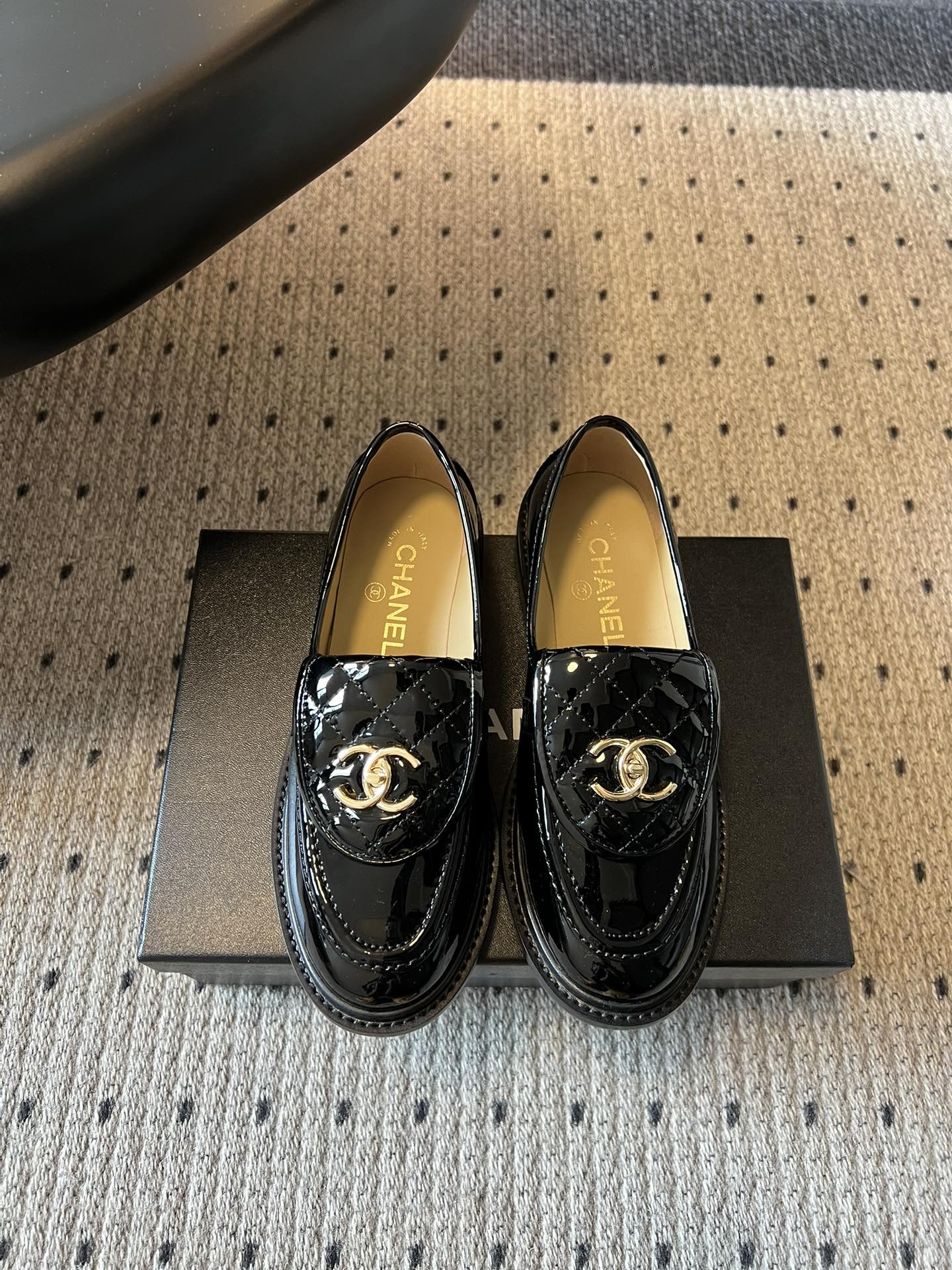 NO:784533,Chane*26SS new light luxury loafers for early spring. This pair of loafers is a timeless 'wardrobe treasure'. The two textures of glossy patent leather and suede collide, and the classic double C metal buckle is embellished. It can be easily held from commuting to dating, and it has an effortless sense of nobility. It can hold the ability of commuting in the workplace, but also adapt to the laziness of daily outings. It is a versatile item that can be worn for several years. Upper patent leather/Niu Jing  Sheepskin lining, genuine leather outsole, sizes 35-41 (customized sizes 40 and 41 are non-refundable), heel height 2.5cm, loafers, chanel, loafers, sheepskin, chamois leather, Leather soles19860909Chane*26SS早春新款轻奢乐福鞋 这双乐福鞋是永不过时的「衣橱万金油」,亮面漆皮与麂皮两种质感碰撞,经典双C金属扣点缀,从通勤到约会都能轻松hold住,自带不费力的贵气感. 既能hold住职场通勤的干练,也能适配日常出街的慵懒,是能穿好几年的百搭单品. 鞋面漆皮/牛京 内里羊皮 大底真皮大底 size35-41码（40、41码定制不退换） 跟高2.5cm,乐福鞋,chanel,loafers,sheepskin,chamois leather,Leather soles,Women's Shoes