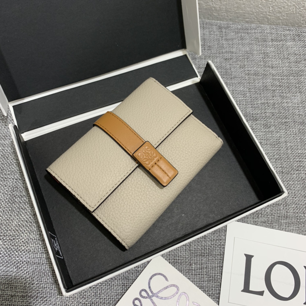 NO:763594,Small vertical wallet series wallets are made of soft textured piqué calfskin and contrasting calfskin. It has zipper pockets, card slots and slip pockets, and a button switch. It is exquisite and practical. Model number, size 12*8.5, Loewe wallet, loewe, wallets, cowhide19860909Small vertical wallet系列钱夹 选用质感柔软珠地小牛皮搭撞色小牛皮,内有拉链口袋、卡位及插袋,喼纽开关,精致、实用. 款号,尺寸12*8.5,罗意威钱包,loewe,wallets,cowhide,欧美剧
