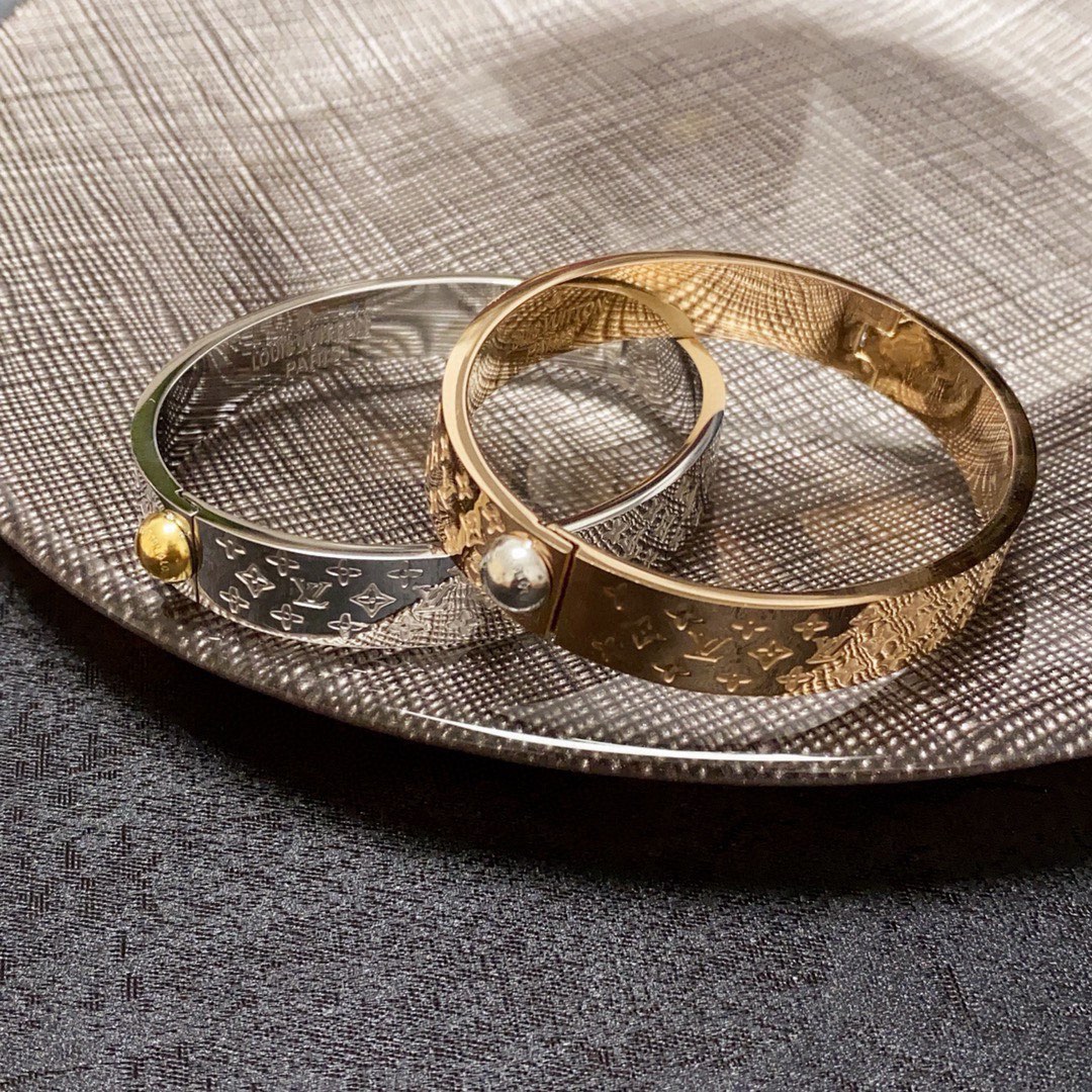 Louis Vuitton 新品 LV中性款雕刻字母手镯 Louis Vuitton 路易威登 一致材质 火 设计独特 前卫