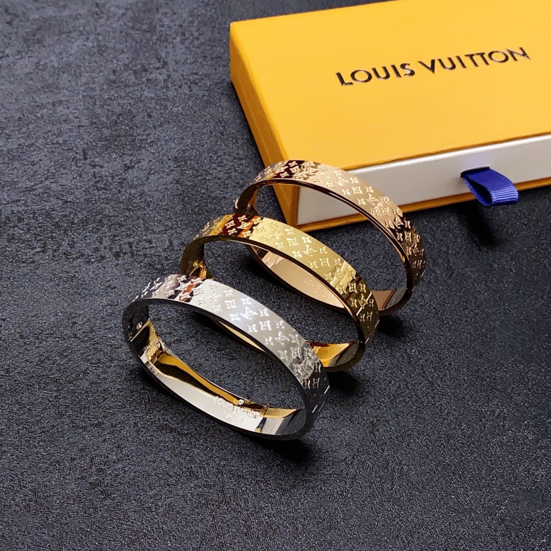 Louis Vuitton 新品 LV中性款雕刻字母手镯 Louis Vuitton 路易威登 一致材质 火 设计独特 前卫