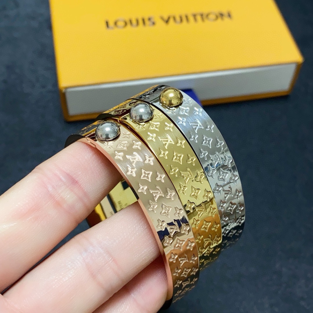 Louis Vuitton 新品 LV中性款雕刻字母手镯 Louis Vuitton 路易威登 一致材质 火 设计独特 前卫