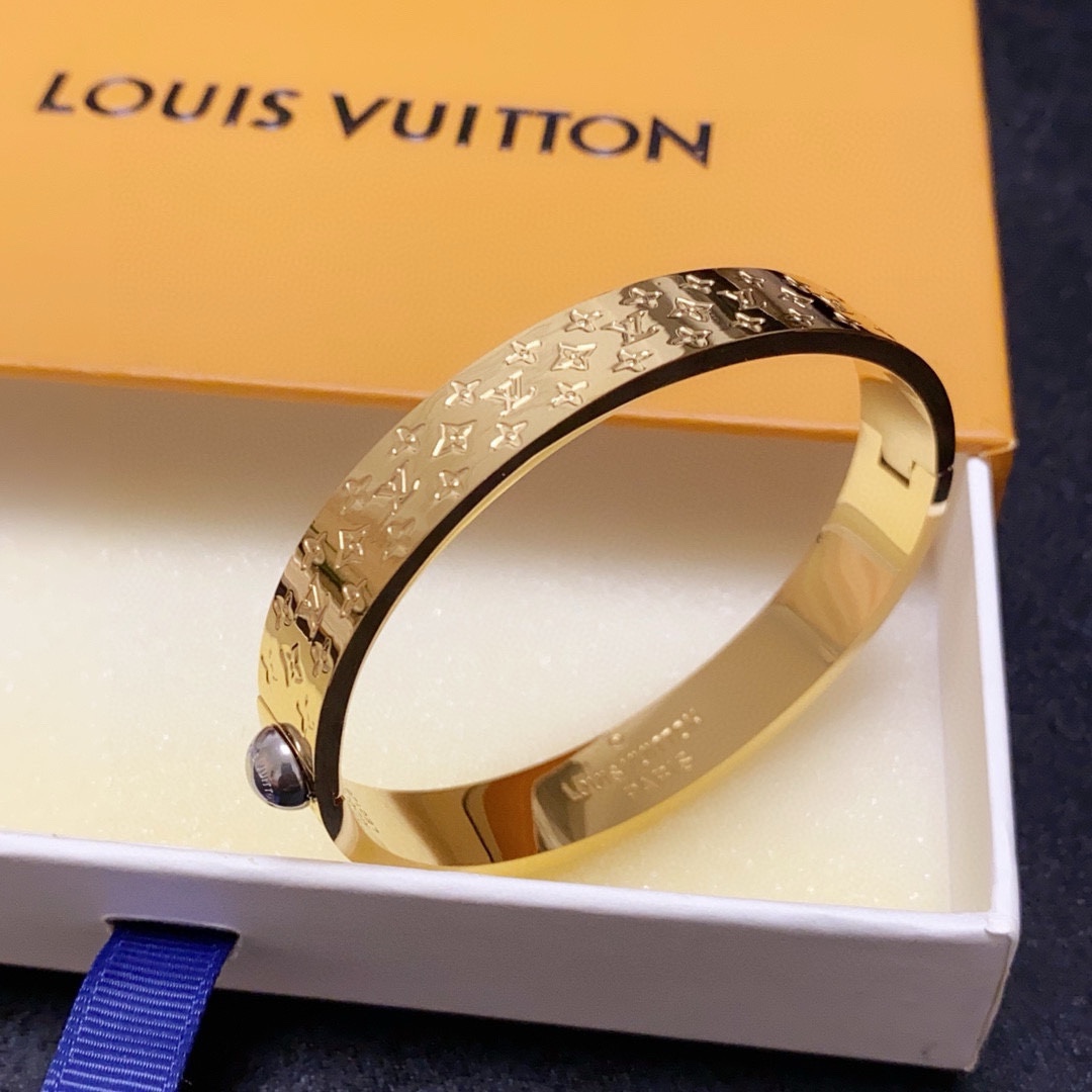 Louis Vuitton 新品 LV中性款雕刻字母手镯 Louis Vuitton 路易威登 一致材质 火 设计独特 前卫