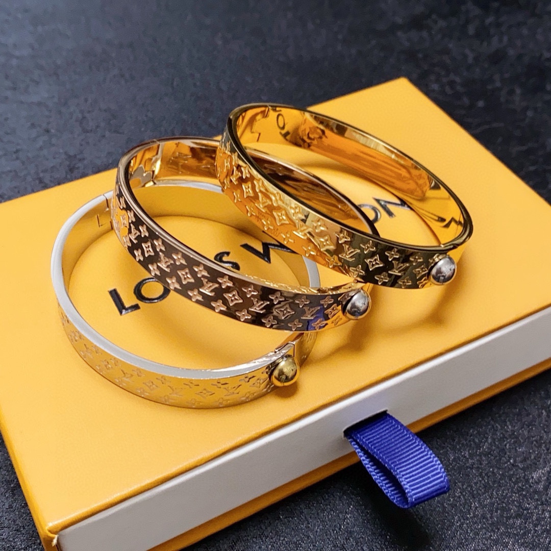 Louis Vuitton 新品 LV中性款雕刻字母手镯 Louis Vuitton 路易威登 一致材质 火 设计独特 前卫