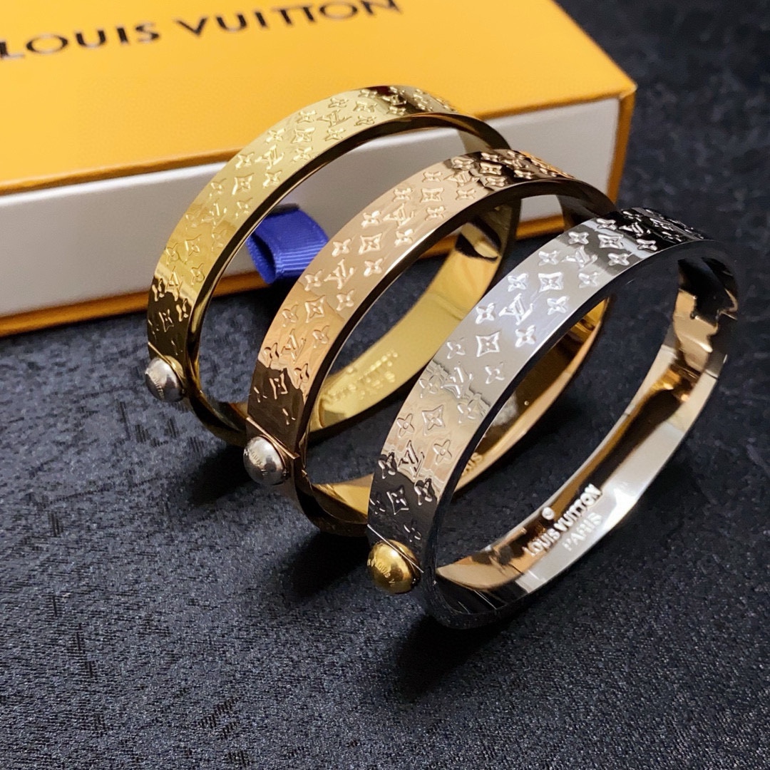 NO:763228,New product, original item, LV unisex model engraved letter bracelet Louis Vuitton, Louis Vuitton, same counter material, popular model shipped, unique design, retro and avant-garde. Bracelet 14K Seiko color-protected version has been loved by MM since its launch. Each color has its own unique brilliance!  The effect is very nice!  The tiniest one!  It is more durable than ordinary models and shows a fairer complexion, fine jewelry, louis vuitton, louis vuitton, louis vuitton, bracelet19860909新品 原单货 LV中性款雕刻字母手镯Louis Vuitton 路易威登 专柜一致材质 火爆款出货 设计独特 复古前卫.手镯14K精工保色版 从上市以来一直深受MM喜爱每一种颜色都有它独一无二的光彩！上手效果非常好看！最细小的一款！比普通款更耐看显肤色白皙,饰品精品,louis vuitton,louis vuitton,louis vuitton,bracelet,Jewelry