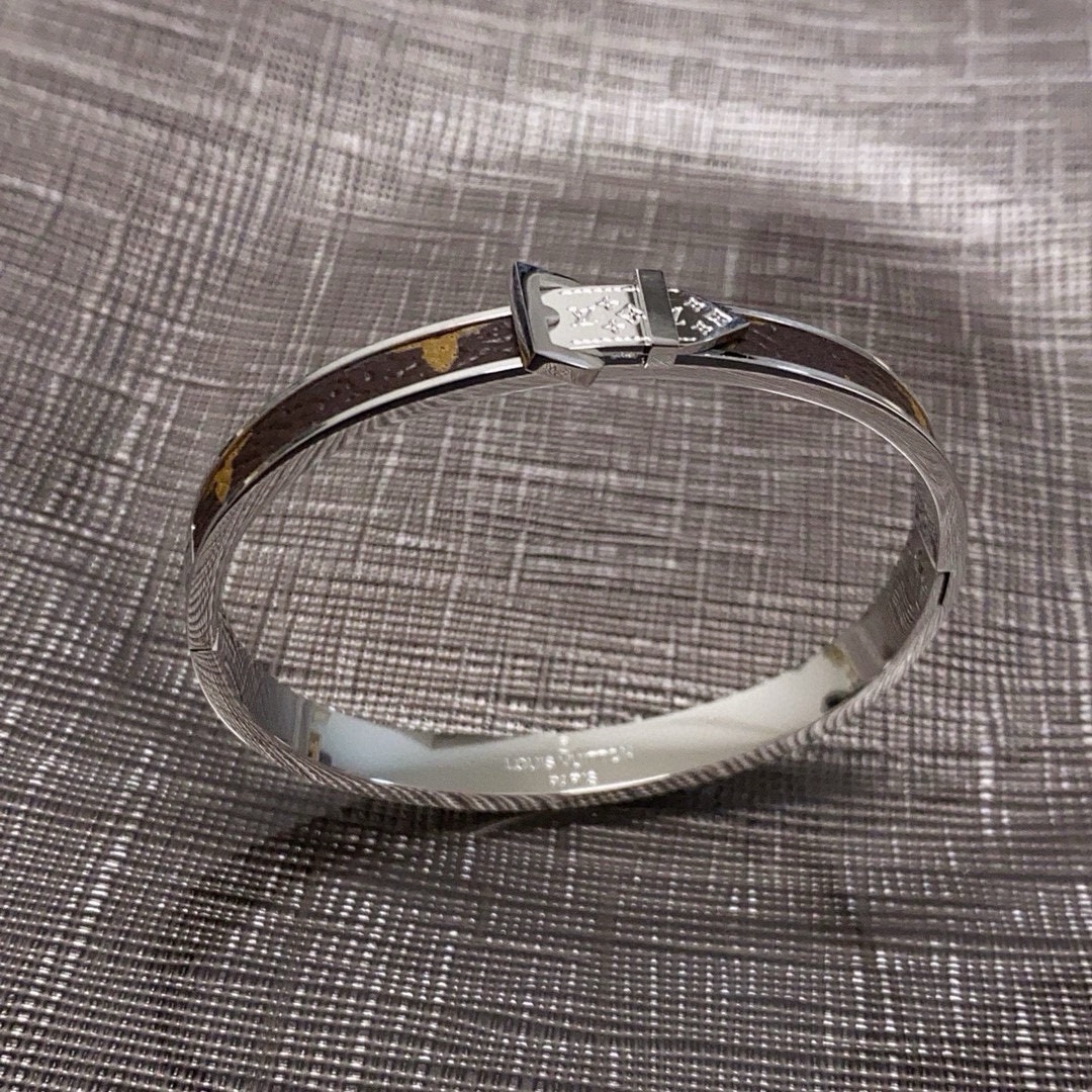 Louis Vuitton 新品 LV中性款皮带扣头手镯 Louis Vuitton 路易威登 一致材质 火 设计独特 前卫