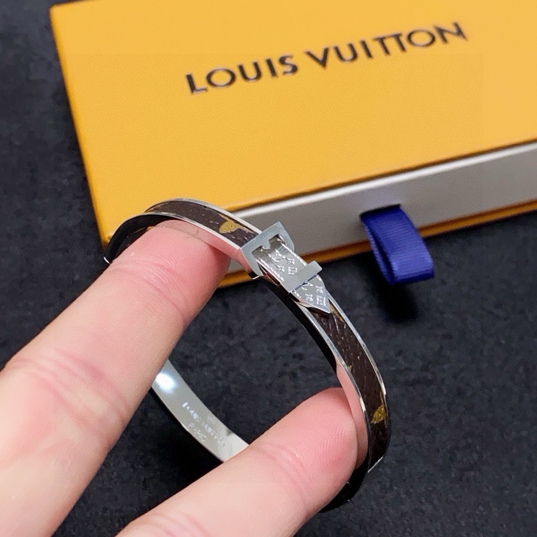 Louis Vuitton 新品 LV中性款皮带扣头手镯 Louis Vuitton 路易威登 一致材质 火 设计独特 前卫