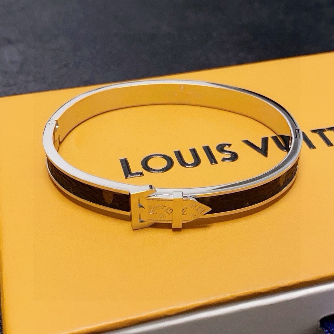 Louis Vuitton 新品 LV中性款皮带扣头手镯 Louis Vuitton 路易威登 一致材质 火 设计独特 前卫