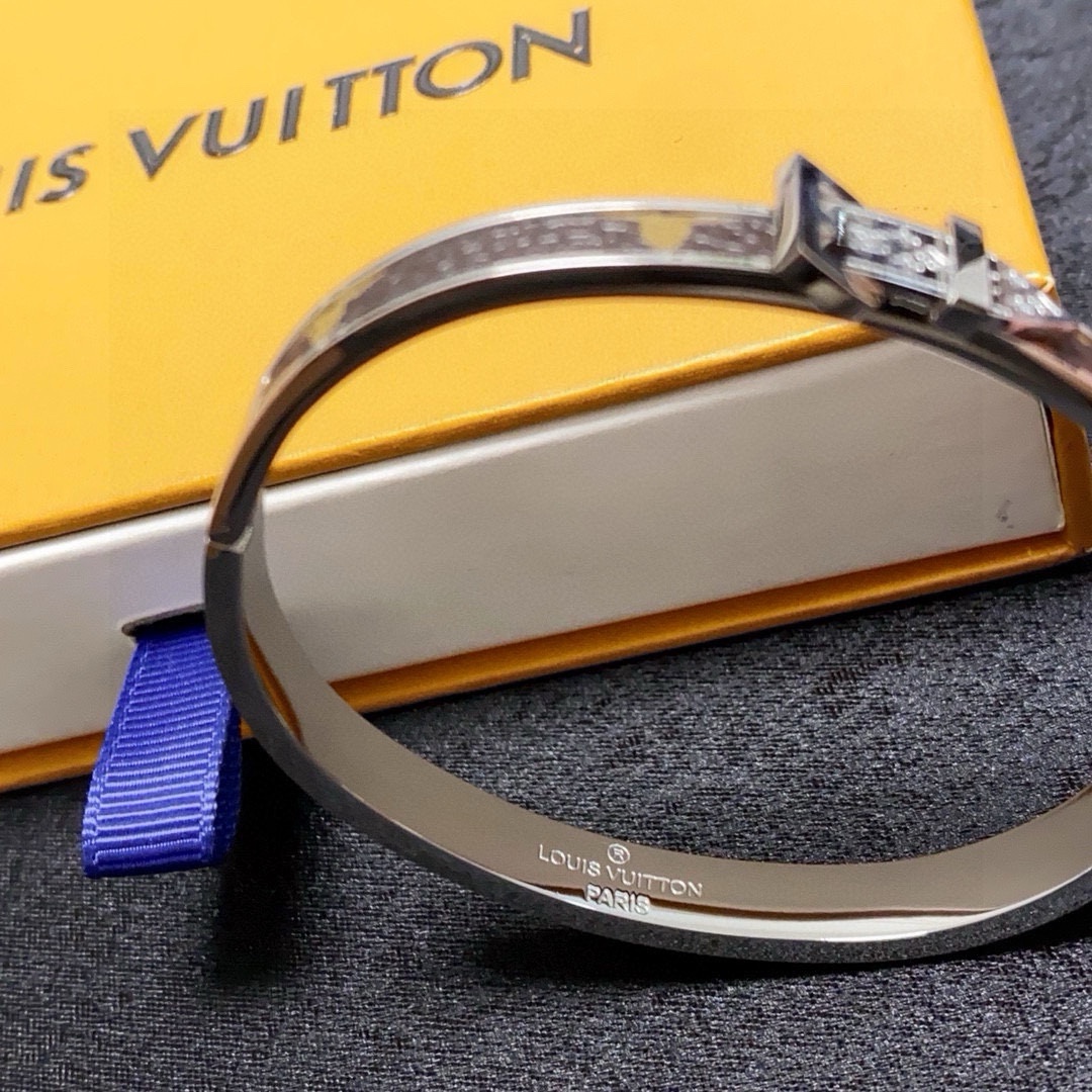 Louis Vuitton 新品 LV中性款皮带扣头手镯 Louis Vuitton 路易威登 一致材质 火 设计独特 前卫