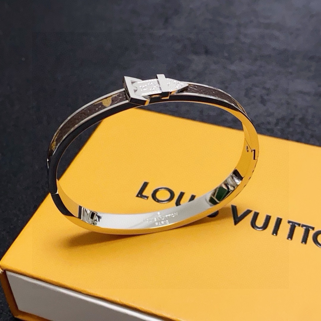 Louis Vuitton 新品 LV中性款皮带扣头手镯 Louis Vuitton 路易威登 一致材质 火 设计独特 前卫
