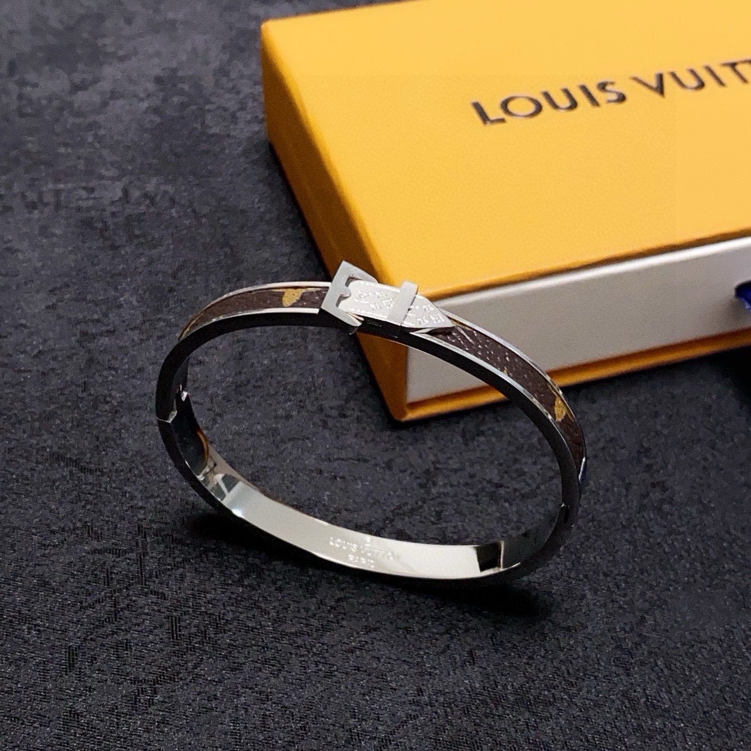 Louis Vuitton 新品 LV中性款皮带扣头手镯 Louis Vuitton 路易威登 一致材质 火 设计独特 前卫