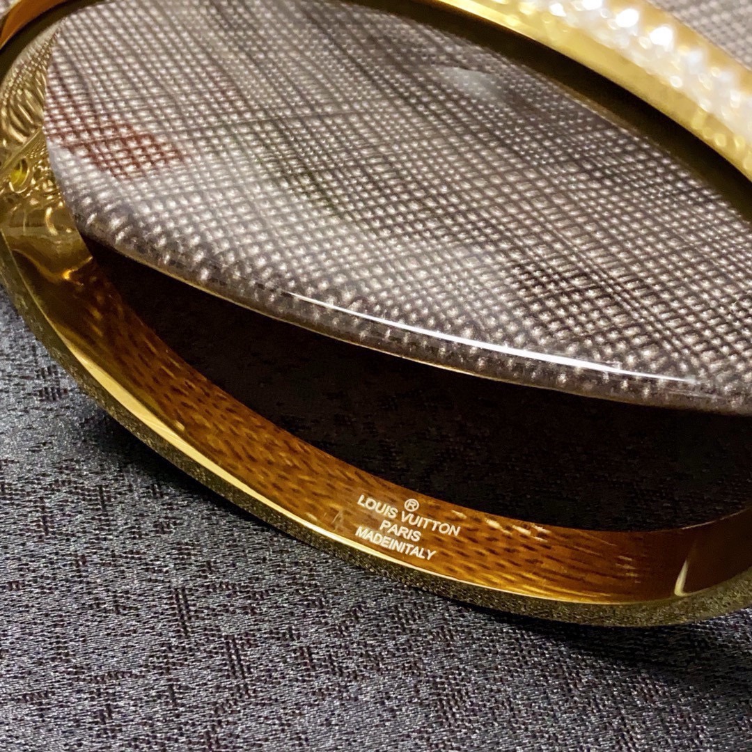 Louis Vuitton 新品 LV字母中性款满钻手镯 Louis Vuitton 路易威登 一致材质 火 设计独特 前卫
