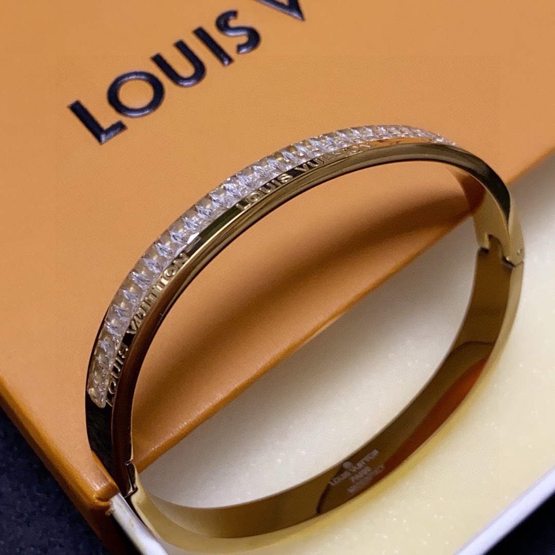 Louis Vuitton 新品 LV字母中性款满钻手镯 Louis Vuitton 路易威登 一致材质 火 设计独特 前卫