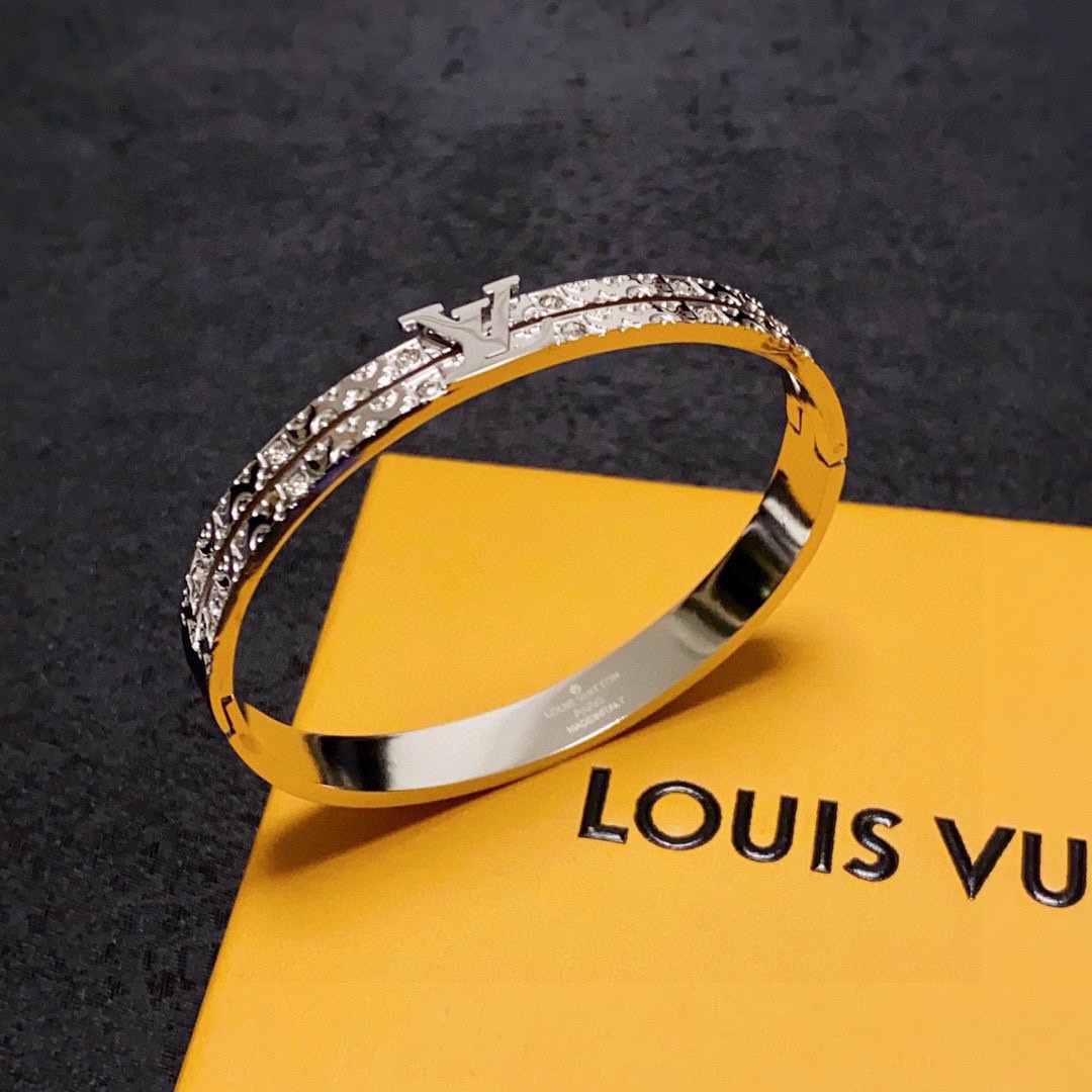 Louis Vuitton 新品 LV中性款镶钻雕刻手镯 Louis Vuitton 路易威登 一致材质 火 设计独特 前卫