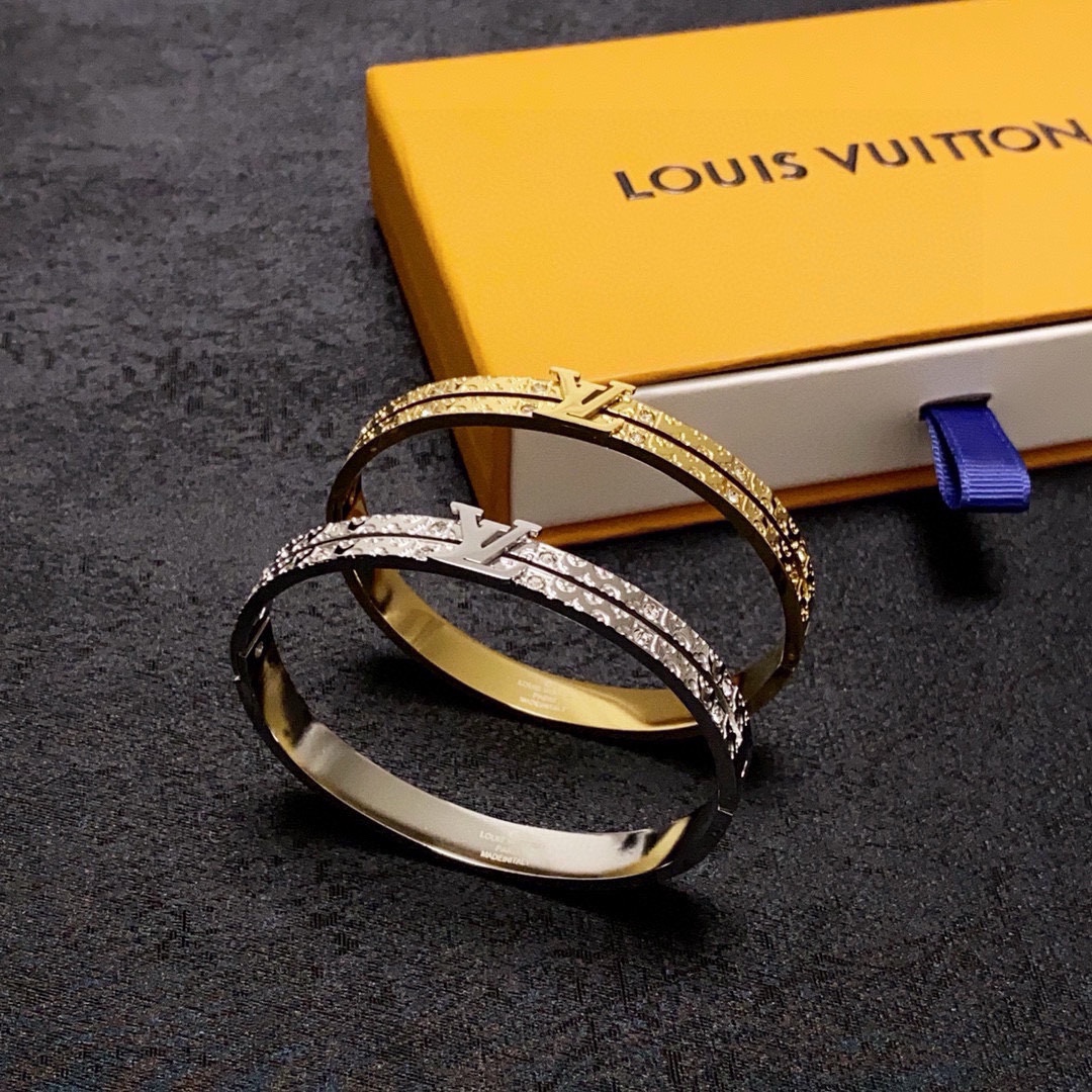 Louis Vuitton 新品 LV中性款镶钻雕刻手镯 Louis Vuitton 路易威登 一致材质 火 设计独特 前卫