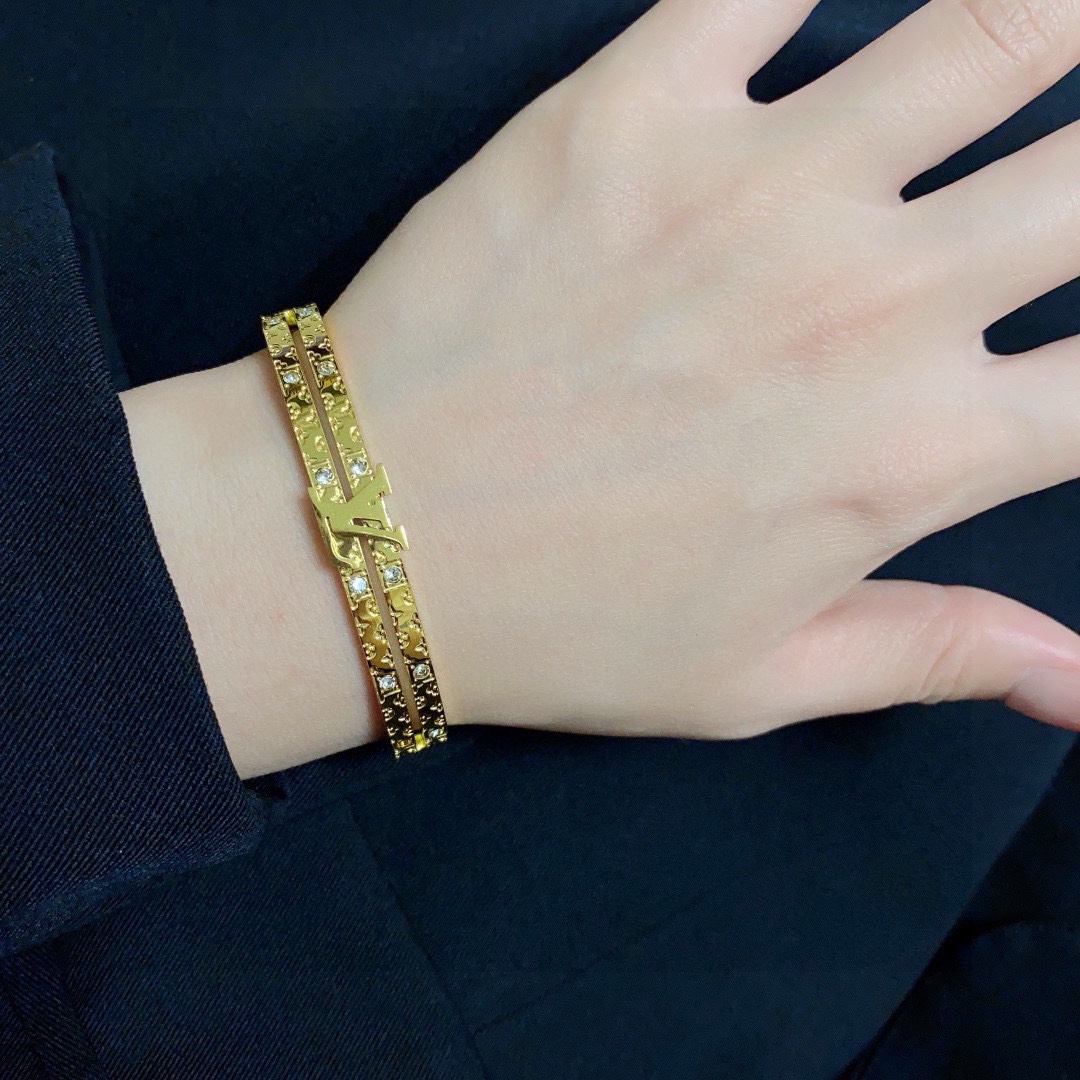 Louis Vuitton 新品 LV中性款镶钻雕刻手镯 Louis Vuitton 路易威登 一致材质 火 设计独特 前卫