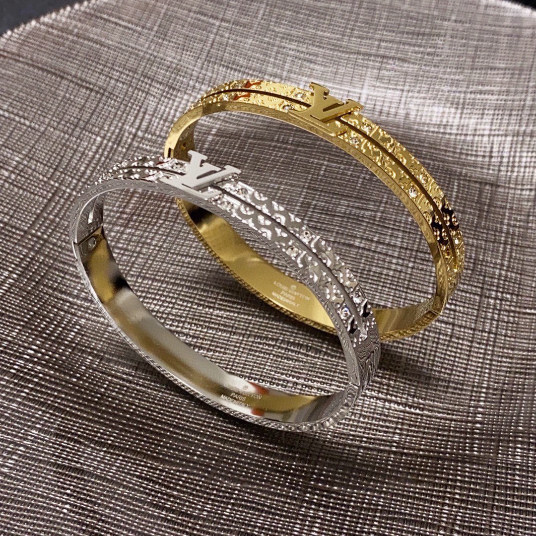 Louis Vuitton 新品 LV中性款镶钻雕刻手镯 Louis Vuitton 路易威登 一致材质 火 设计独特 前卫