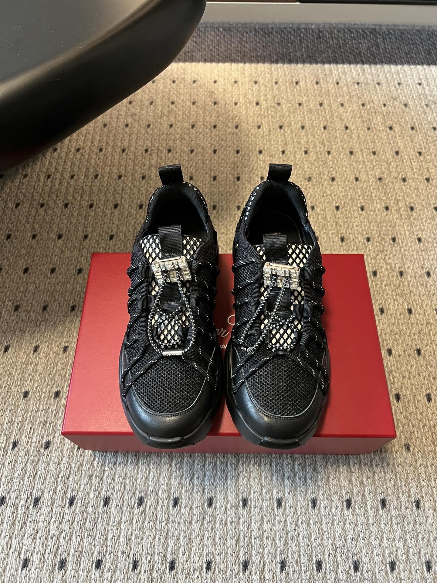 NO:789665,Roger Vivie* early spring new rhinestone square buckle thick-soled sneakers  Putting sweetness and elegance under your feet, the functional style woven shoelaces + mesh upper are neat and breathable. The iconic rhinestone square buckle shimmers in the light, which is a delicate detail that you will fall in love with at a glance. The thick-soled design quietly increases the height, modifying the leg shape and making it sharp. Available in black and white, black is cool and cool, and white is pure and sweet. From strolling on the street to dancing at a music festival, it is your most eye-catching 'atmosphere weapon'. Every step hides effortless fashion and elegance.  The rhinestone square buckle hides retro elegance, and the functional lines add a bit of coolness. Pair it with a sweater for a casual boyish look, and with a skirt for a sweet and cool girly style. Every step brings a dynamic relaxation and delicacy. Upper cowhide/mesh lining Sheepskin outsole Rubber foam outsole size 35-40 (customized size 40 is non-refundable) Heel height 4cm, casual shoes/sports shoes, roger  vivier,sneakers,hoodie,sweatshirts,skirts,cowhide,sheepskin19860909Roger Vivie* 早春新款水钻方扣厚底运动鞋 把甜酷与贵气踩在脚下,机能风编织鞋带+网眼鞋面,利落又透气,标志性水钻方扣在光下细碎闪烁,是一眼沦陷的精致细节,厚底设计悄悄增高,修饰腿型又显利落.黑白双色可选黑色酷飒拽姐,白色清纯甜妹,从街头漫步到音乐节蹦迪,它都是你最吸睛的「氛围感武器」,每一步都藏着不费力的时髦与贵气. 水钻方扣藏着复古贵气,机能风线条又添几分酷感 配卫衣是随性少年感,配半裙是甜酷少女风,每一步都带着活力满满的松弛与精致. 鞋面牛皮/网布 内里羊皮 大底橡胶发泡大底 size35-40码（40码定制不退换） 跟高4cm,休闲鞋/运动鞋,roger vivier,sneakers,hoodie,sweatshirts,skirts,cowhide,sheepskin,Women's Shoes