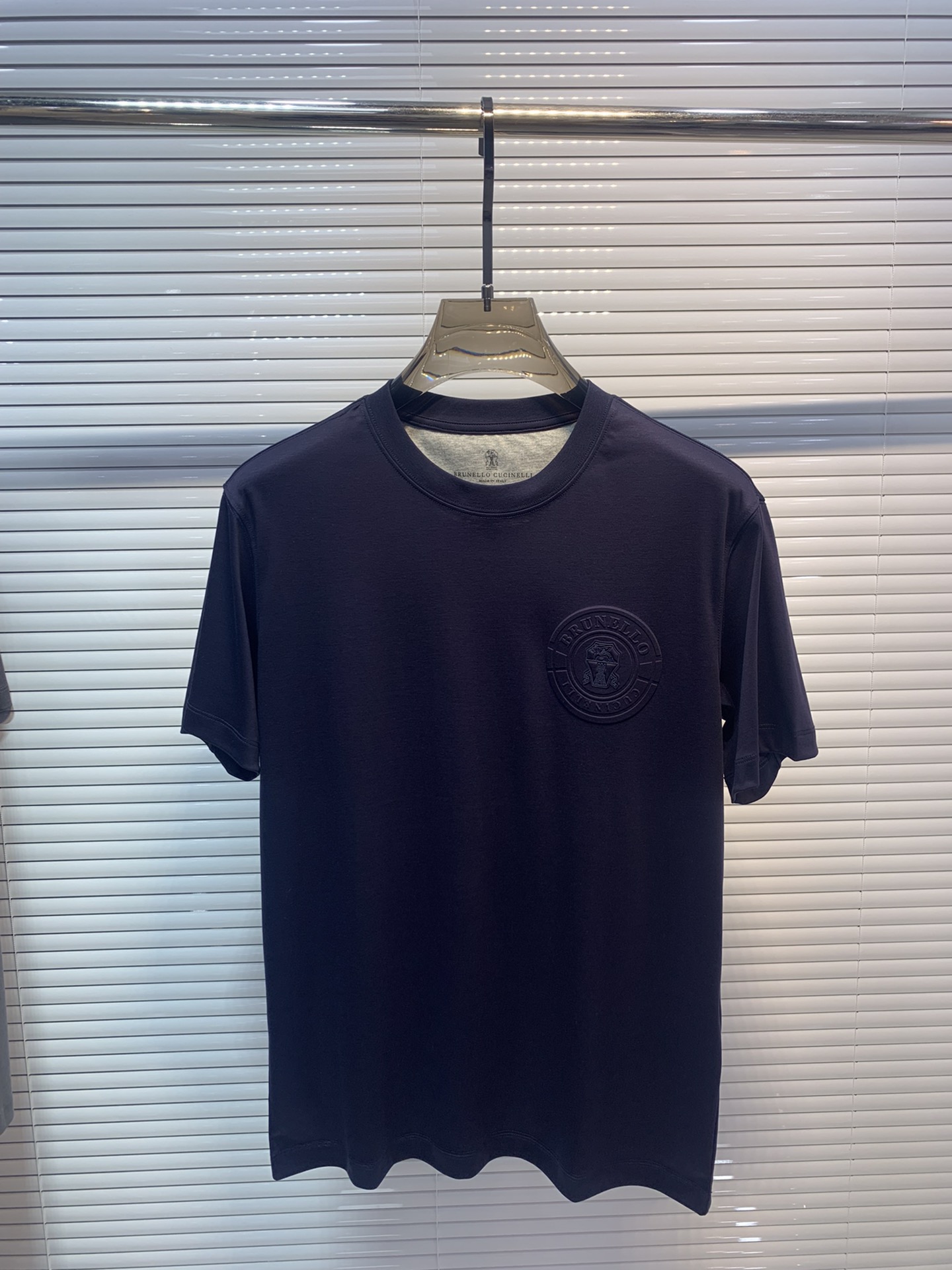 NO:781552,The highest version on the market, the girl will inspect the goods, trim the three marks on the threads, and ship the goods. You can send pictures and take videos. If you want quality or service, please add me on WeChat. We will not accept urgent orders.  BRUNCE*CUNCILL*2026 capsule series round neck T-shirt, using the latest outdoor design concept, the logo process is complex and low-key luxury, 80-count mercerized T-shirt short sleeves, liquid ammonia fabric upper body is comfortable and smooth, pure cotton combing and compact spinning process make the fabric smooth and tight, giving the overall fabric a high-end feel.  The brand is professionally provided, and the quality is absolutely guaranteed. The overall high breathability and softness are more prominent, and the full cotton texture causes extreme comfort. This T-shirt is very suitable for hot summers, low-key yet fashionable, and has high washability. The workmanship of the entire piece of clothing perfectly reflects the brand's design concept and sophisticated production technology. [Color] Gray  White navy [Size] M-3XL, men's clothing, brunello cucinelli, T-shirt, tees, t-shirt,19860909市面最高版本小妹验货、修剪线头上三标、发货可发图及拍视频,要品质要服务的加我微信,不接急单. BRUNCE*CUNCILL*2026胶囊系列圆领T恤,采用最新户外设计理念,logo工艺复杂低调奢华,80支丝光T恤短袖,液氨面料上身舒适爽滑,纯棉精梳加上紧密纺纱工艺又使面料光滑紧密得到整体面料的高级感,大牌专业提供,质量绝对保证.整体高透气和柔软性的质感更加凸显,饱满的棉质感引起极度舒适.这件T恤非常适合炎炎夏日,低调而不失时尚感,耐洗性能高.整件衣服的做工完美体现出品牌的设计理念和精良的制作工艺.【颜色】灰色 白色 藏青【尺码】M-3XL,男装,brunello cucinelli,T-shirt,tees，t-shirt,,Women's clothing