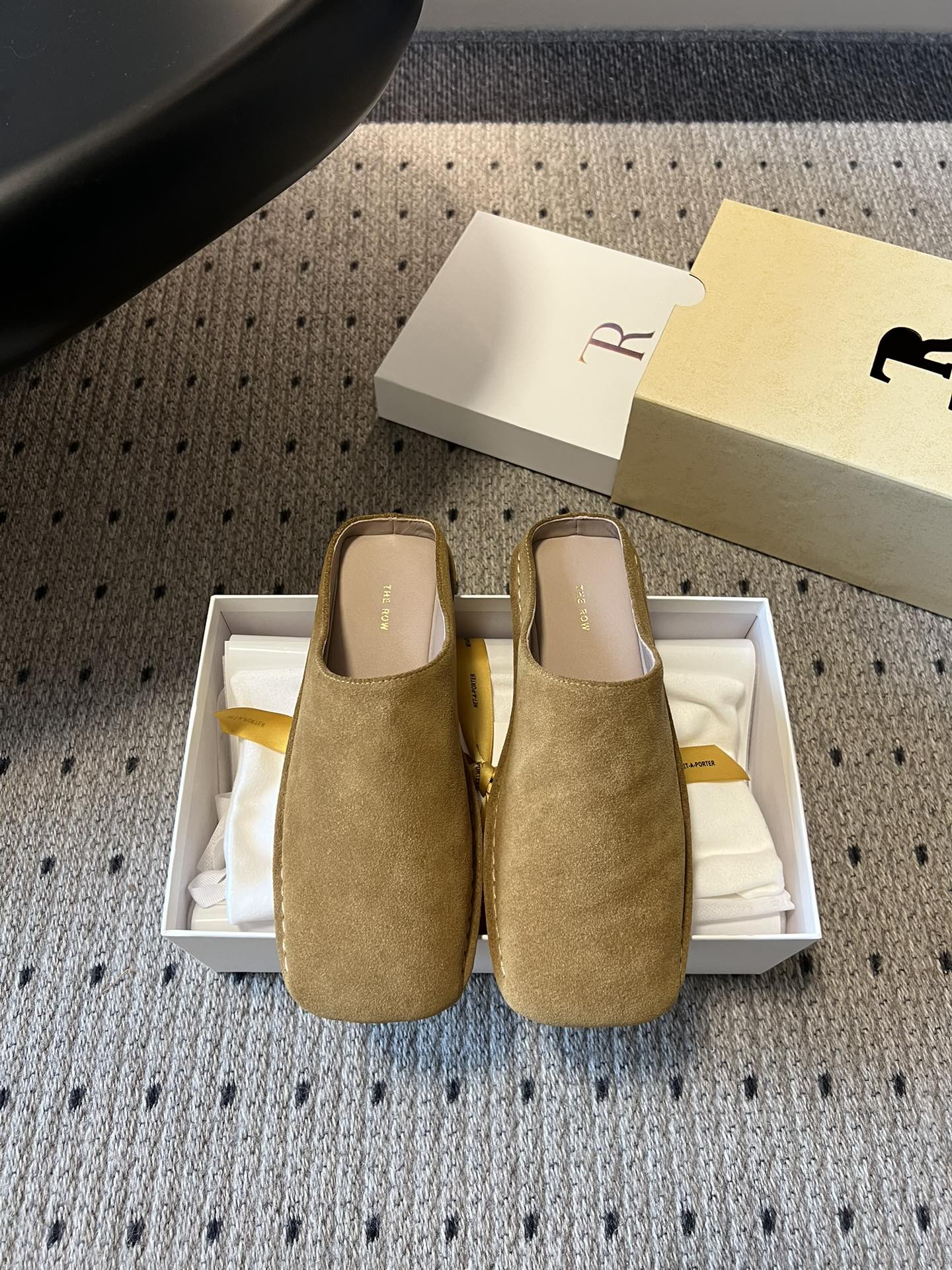 NO:789679,Purchasing agent grade, Dongguan-made high-quality The Ro*26ss early spring new square-toe Mule mop wears 'effortless high-end' under your feet, with a neat square-toe silhouette and just the right sense of wrapping. The coolness of smooth leather and the gentleness of suede  The three colors of black, brown and camel are all versatile base colors in the wardrobe. The heelless design makes it easy to put on and take off. From commuting to weekend strolls, a pair of shoes can cover all the relaxing moments. The low-key R logo is exquisite for those who understand texture. There are no unnecessary decorations, only the dialogue between lines and materials, the luster of smooth leather, and the velvety feel of suede. Every step is between gentleness and neatness, unobtrusive, but substantial enough. The upper is made of imported fetal cowhide/lamb leather.  Lining imported mixed sheepskin outsole Italian genuine leather outsole injection molding size 35-40 size (40 size customization is not returnable), semi-trailer, sheepskin, chamois leather, Leather soles19860909代购级 莞产高品质 The Ro*26ss早春新款方头穆勒拖 把「不费力的高级」穿在脚下,利落方头轮廓,包裹感恰到好处.光面皮革的冷冽,麂皮绒的温柔 黑、棕、驼三色,都是衣橱里的万能底色,无后跟设计,穿脱自在.从通勤到周末漫步,一双鞋承包所有松弛时刻低调的R标,是懂质感的人才懂的精致. 没有多余装饰,只有线条与材质的对话,光面皮革的光泽,麂皮绒的绒感,每一步都踩在温柔与利落之间,不张扬,却足够有分量. 鞋面进口胎牛绒/小羊皮 内里进口混种羊皮 大底意大利真皮大底注塑射出 size35-40码（40码定制不退换）,半拖,sheepskin,chamois leather,Leather soles,Women's Shoes
