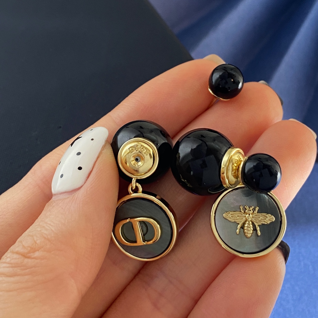 Dior 迪奥DIOR 个性几何圆形白贝壳灰贝壳贴光面CD字母小蜜蜂AB配大小珍珠前后挂耳环 黄铜材料镀金 黄金色 耳环重约11g