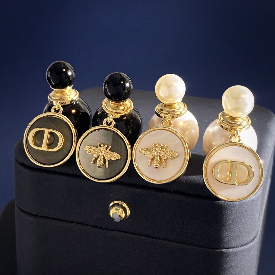 Dior 迪奥DIOR 个性几何圆形白贝壳灰贝壳贴光面CD字母小蜜蜂AB配大小珍珠前后挂耳环 黄铜材料镀金 黄金色 耳环重约11g