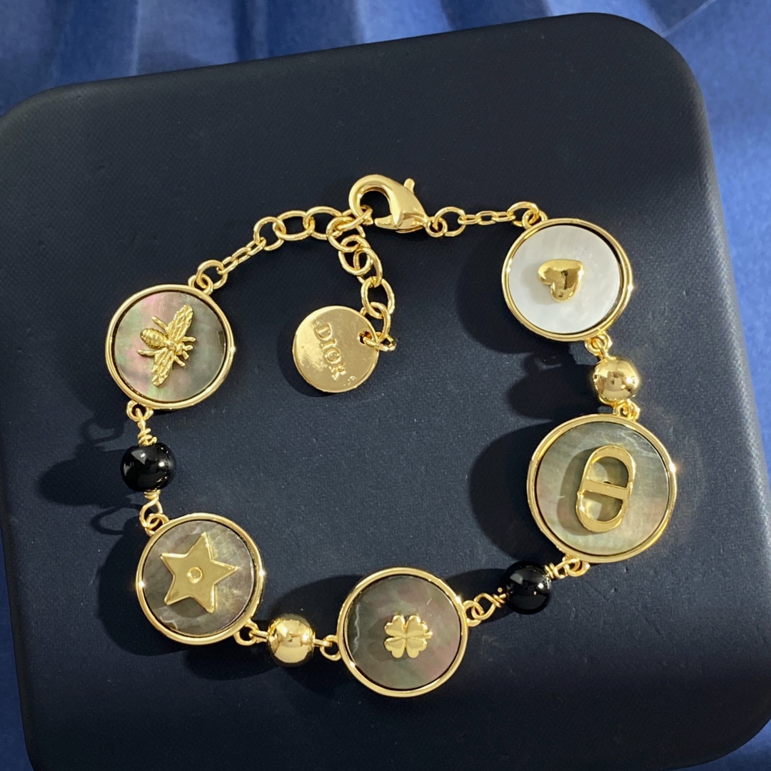Dior 迪奥DIOR 个性几何圆形白贝壳灰贝壳贴五角星星光面CD字母小蜜蜂四叶草小爱心多图案手链 黄铜材料镀金 黄金色 手链重约18